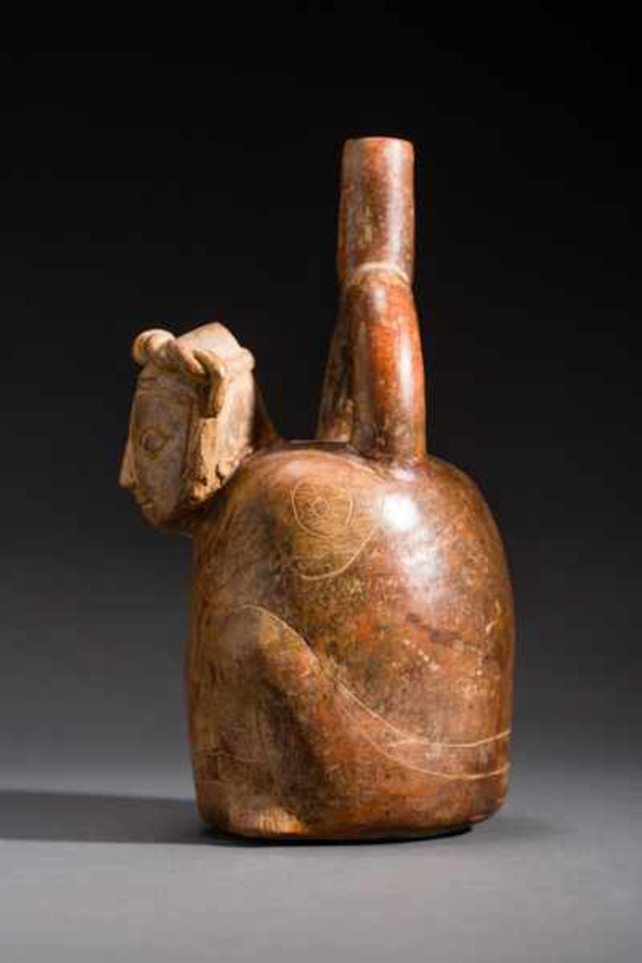 VESSEL IN THE SHAPE OF A SEATED MAN Terracotta. Chavin, ca. 500 anteHumped, squatting man holding - Image 5 of 7
