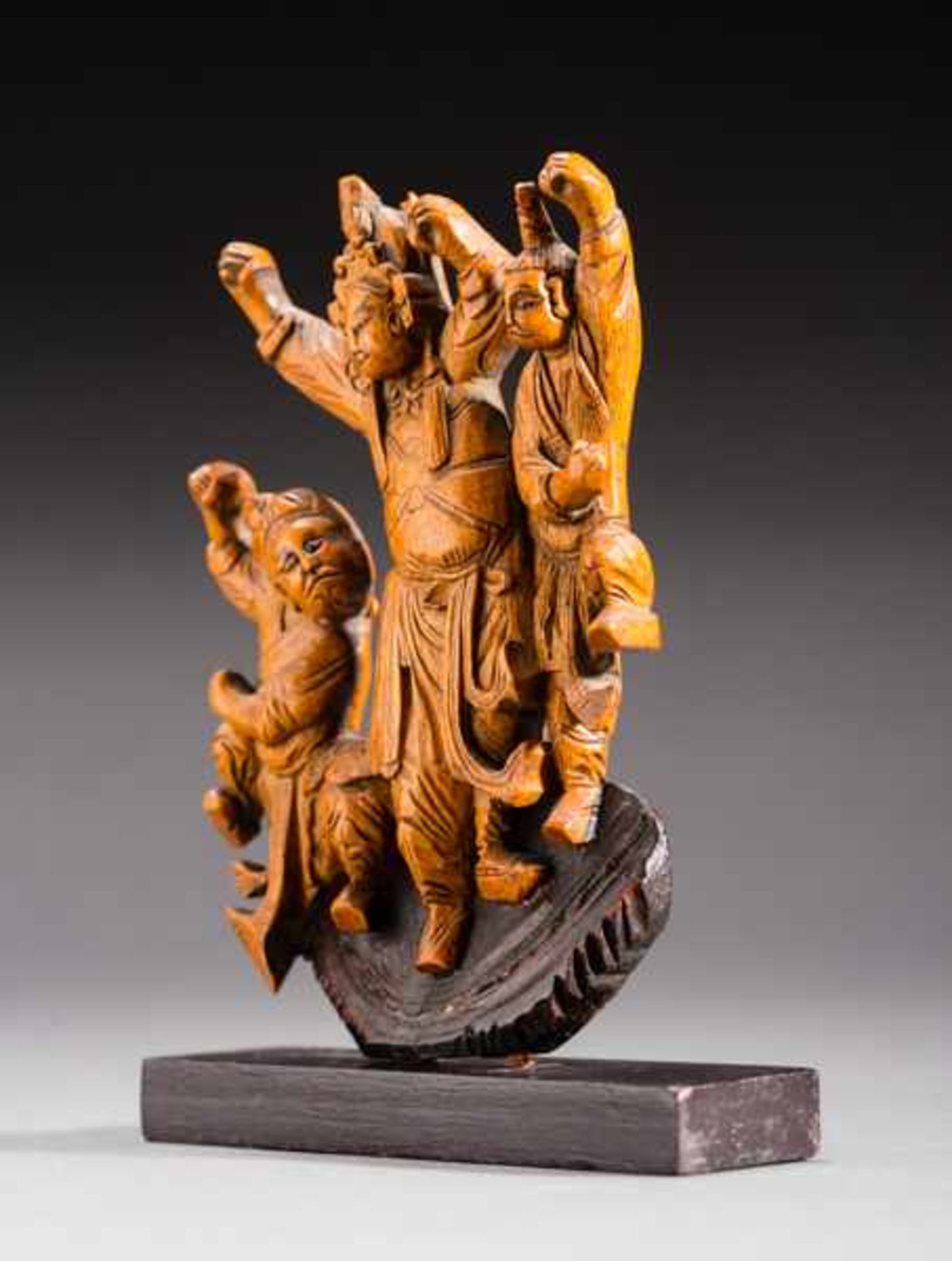CHINESE THEATER SCENE Wood. China, 19th to early 20th cent.Three dancing figures, dressed in - Bild 3 aus 4