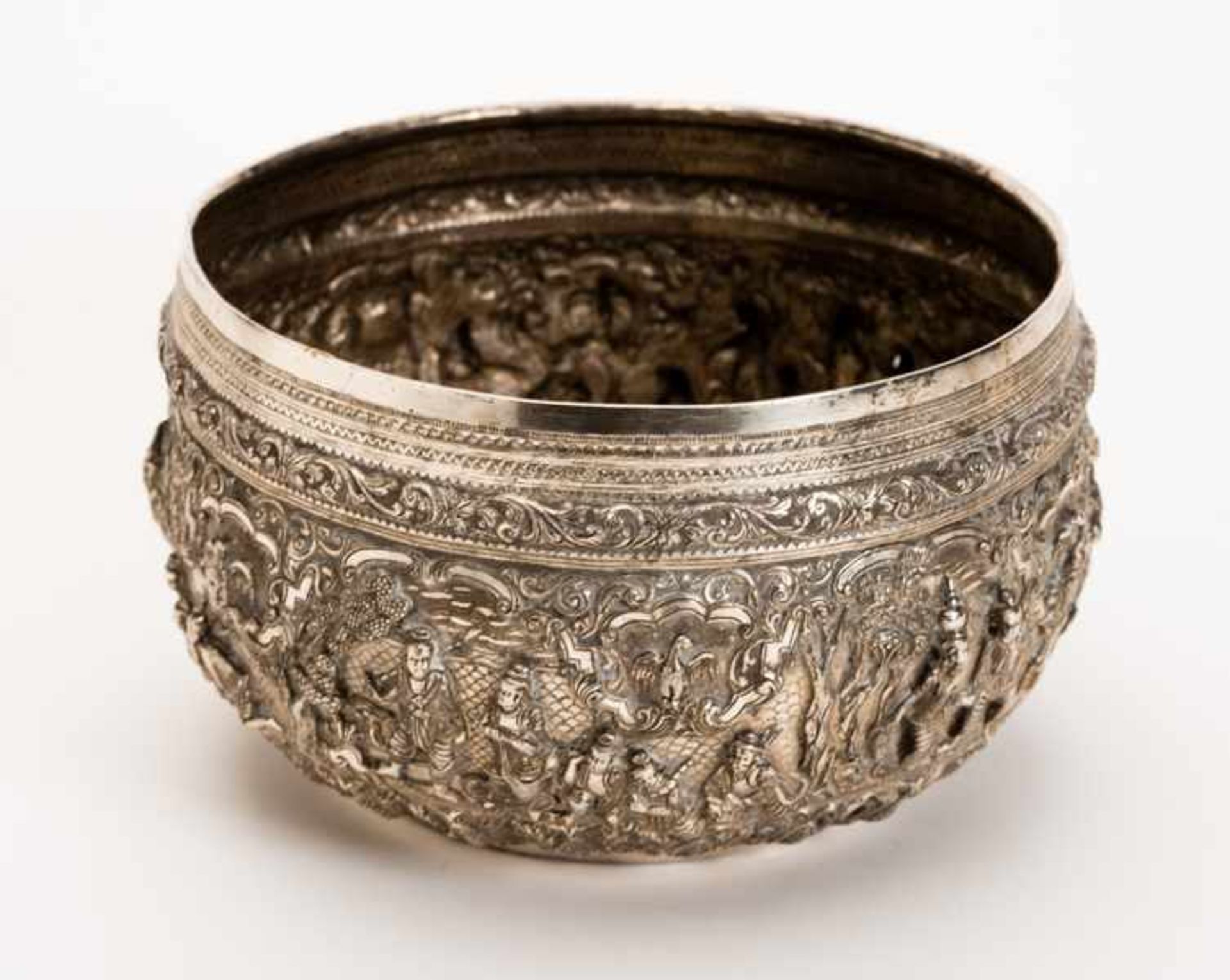 DEEP DECORATIVE BOWL WITH FIGURATIVE SCENCES Copper alloy, silver-plated. Burma, first half of - Image 5 of 6