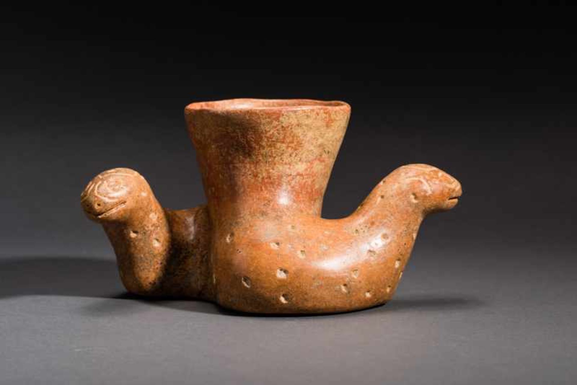VESSEL IN THE SHAPE OF TWO SNAKES Terracotta. Colima, West-Mexiko, ca. 100 - 300Characterful