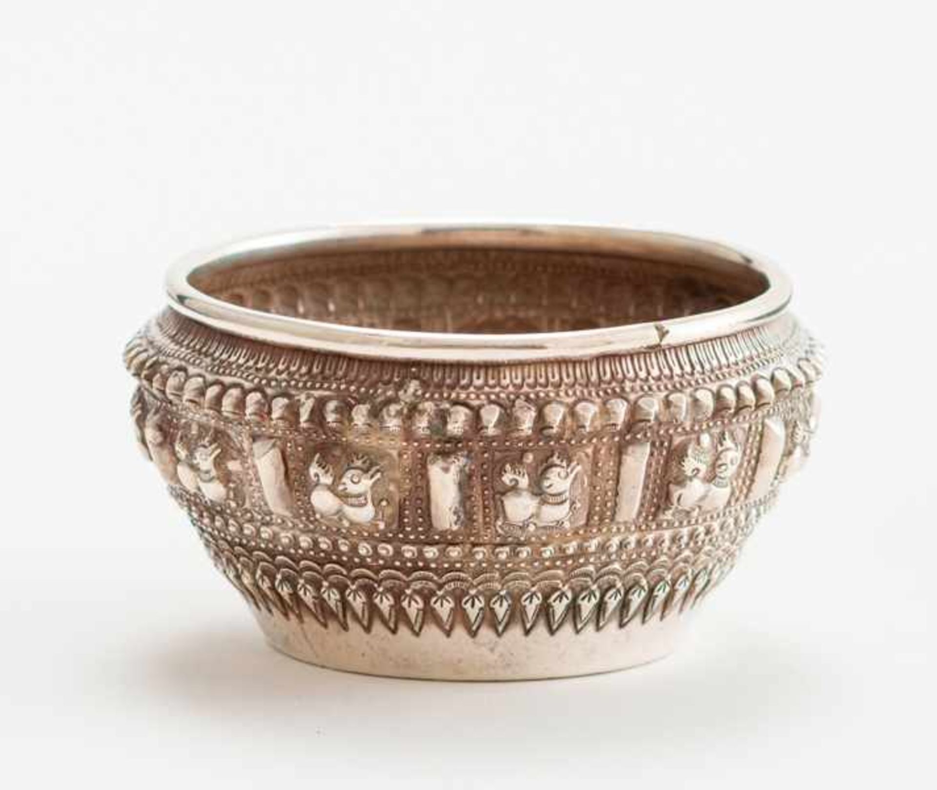 A FINE REPOUSSÉ SILVER BOWL Silver. Thailand, mid 20th cent.The flat ground of the bowl depicting