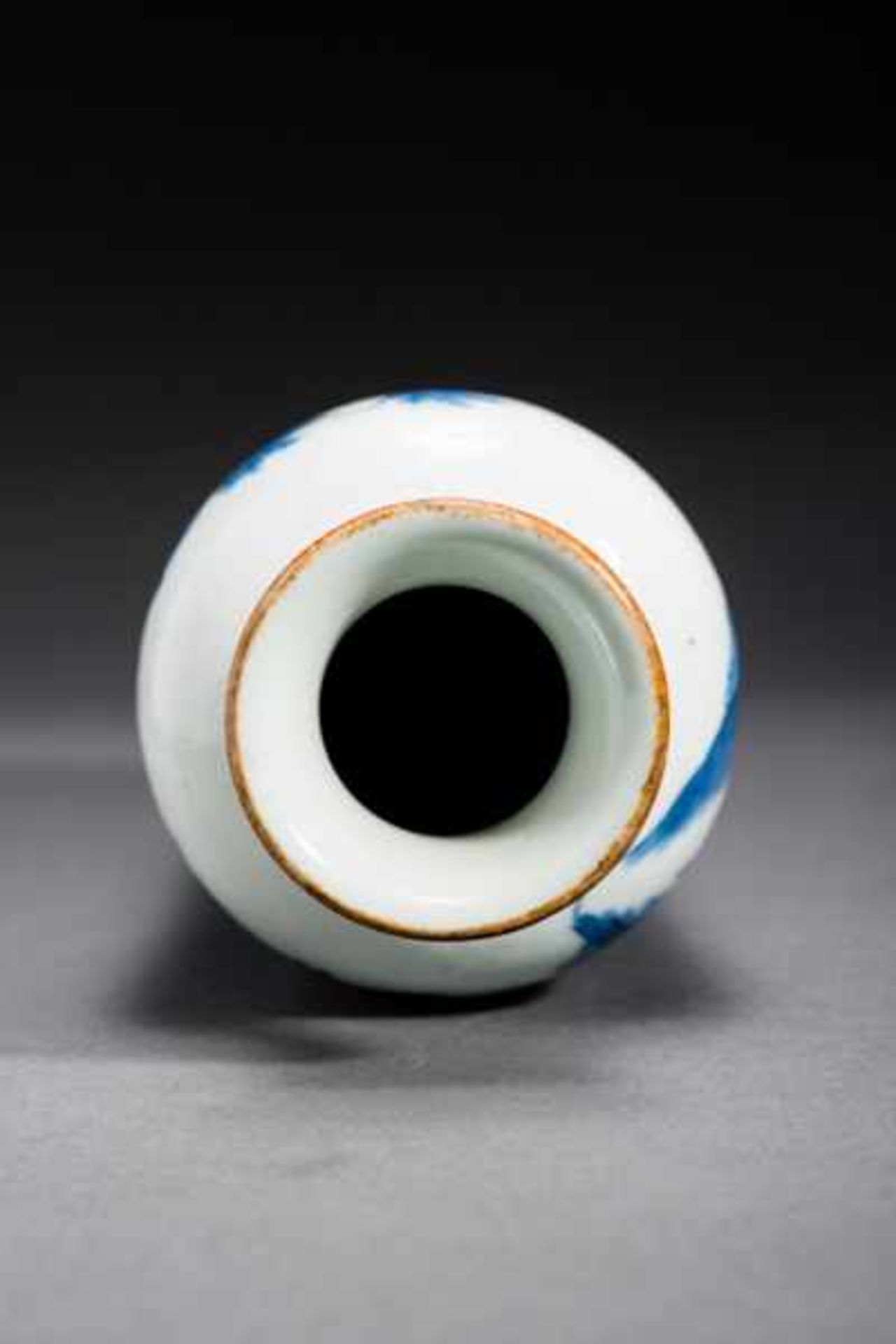 VASE WITH LANDSCAPE AND PEOPLE Porcelain with cobalt-blue painting. China, Cylindrical form gently - Image 6 of 6