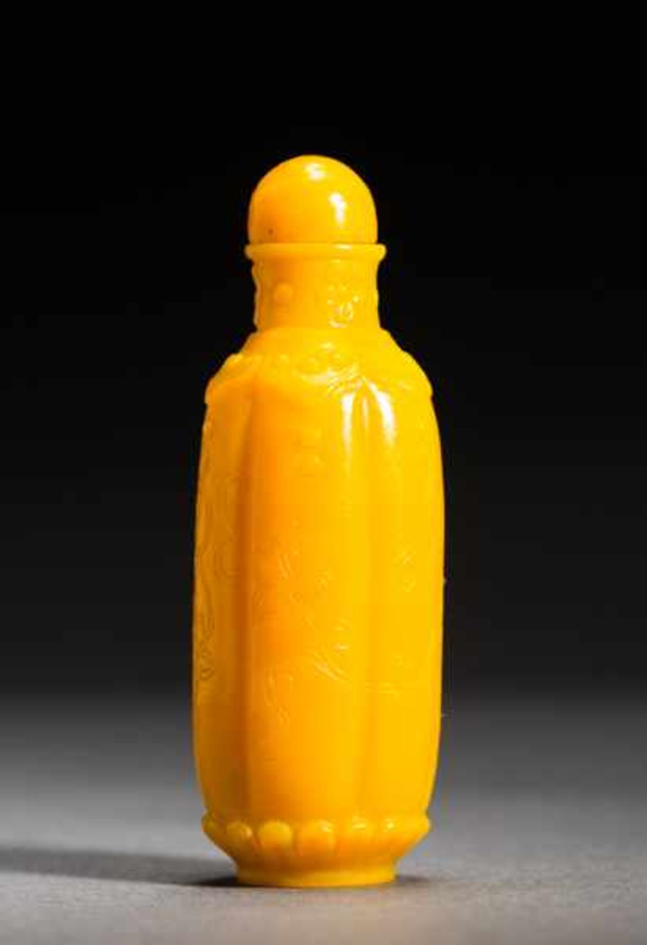 BLOSSOMS AND LONGEVITY RUYI Imperial yellow, Peking glass. Stopper: orange yellow glass; spoon - Bild 2 aus 6
