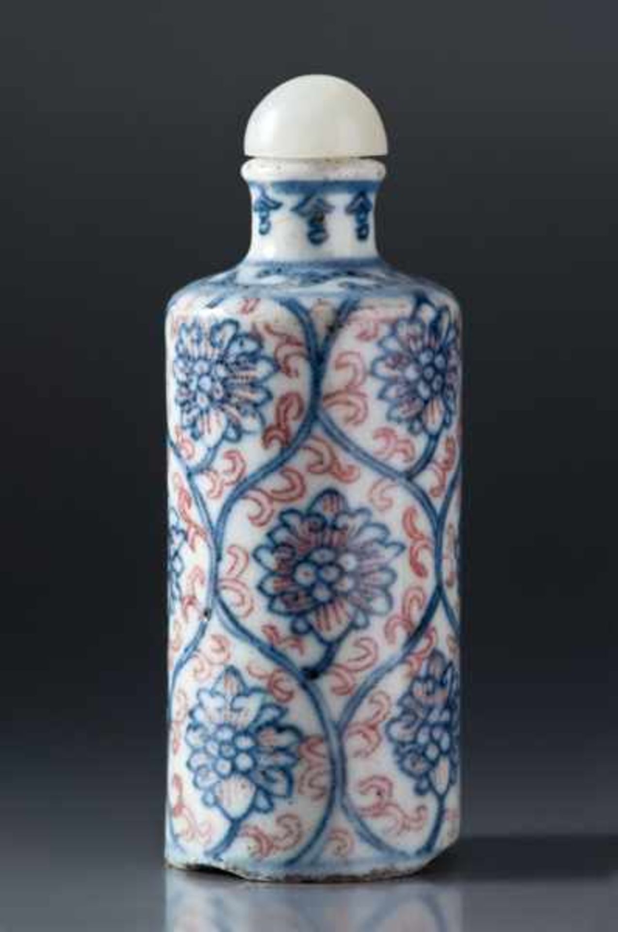 SNUFFBOTTLE Porcelain with underglaze blue and iron red. China, 19th cent.Condition report: Boden
