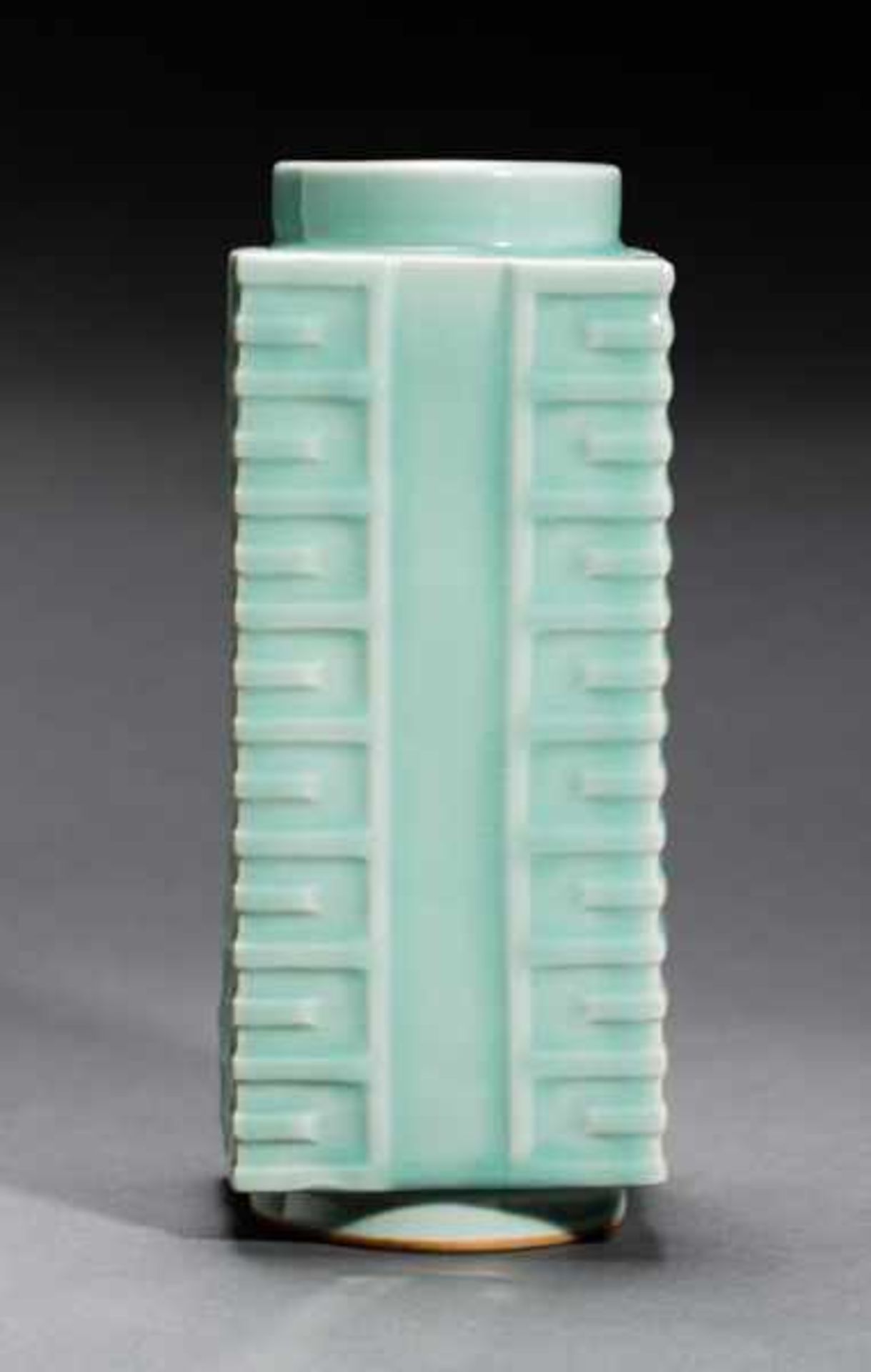 VASE IN THE FORM OF AN ARCHAIC CONG Porcelain with celadon glaze. China, The square, vertical form - Image 3 of 7