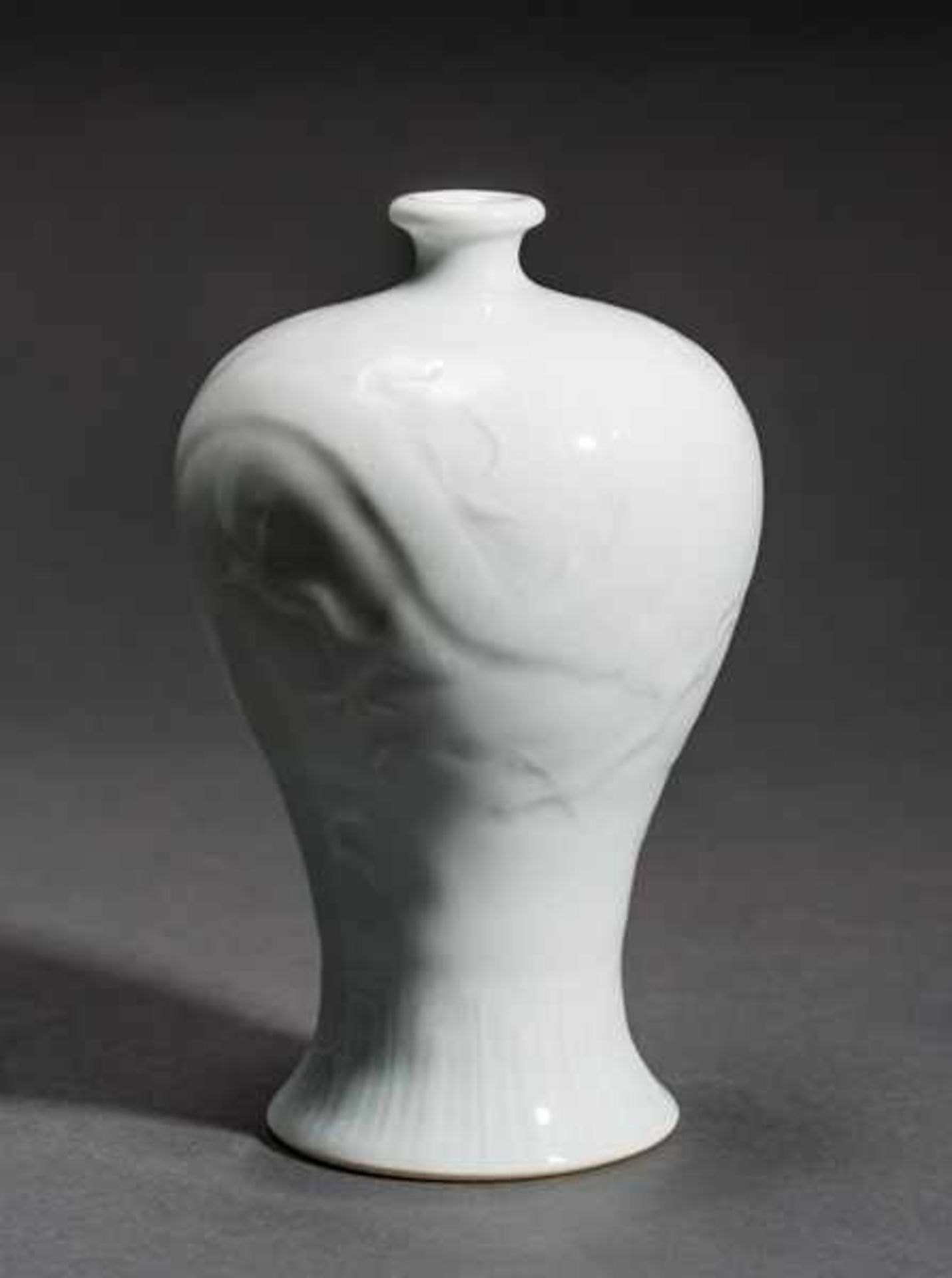 SMALL MEIPING VASE WITH DRAGON Porcelain. China, This small meiping vase is completely white and - Bild 2 aus 6