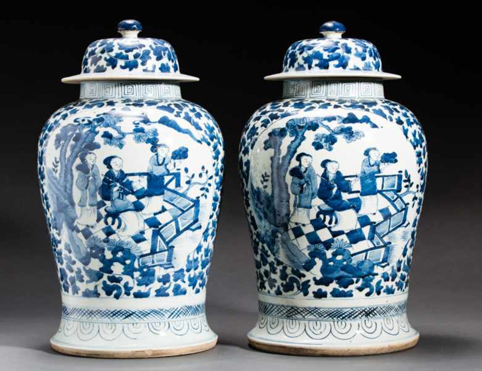 PAIR OF LARGE VESSELS WITH LIDS Porcelain with cobalt-blue painting. China, So-called „ginger