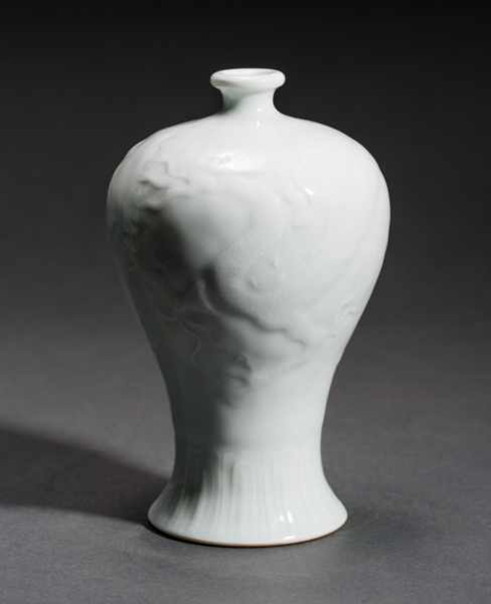 SMALL MEIPING VASE WITH DRAGON Porcelain. China, This small meiping vase is completely white and - Bild 5 aus 6