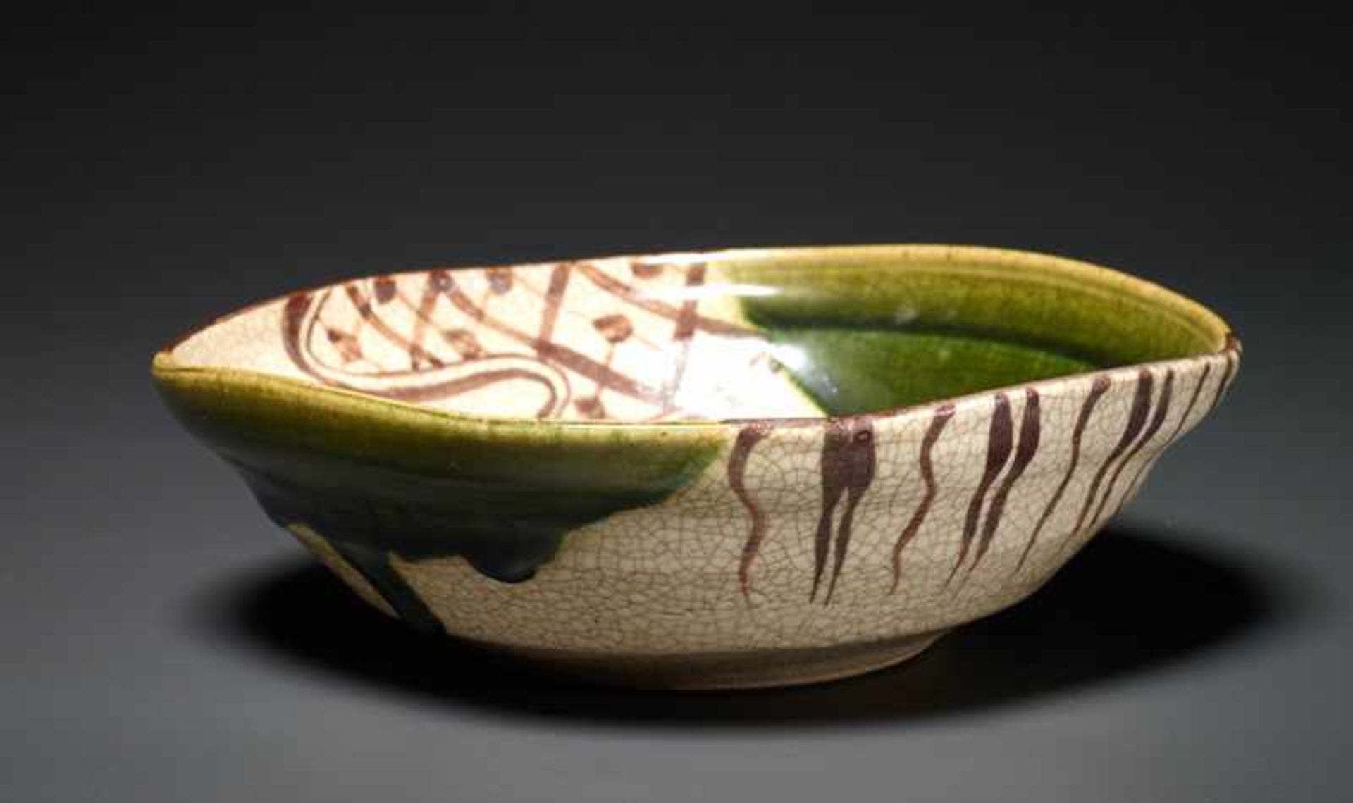 BOWL Glazed Oribe ceramic. Japan, Meiji to ShowaRound form, toward the rim lightly edged like a - Image 2 of 5