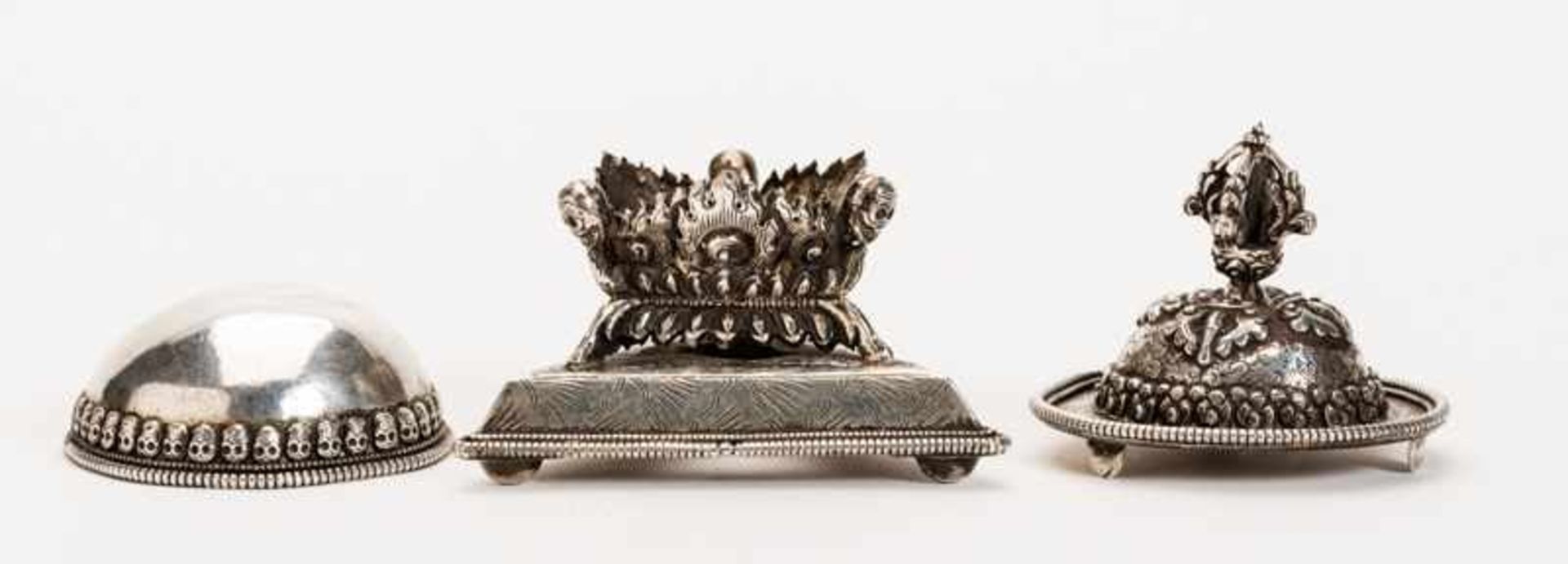 SKULL BOWL WITH VAJRA ON A STAND Silver and repoussé. Tibet, 19th cent. /first hold of 20th cent.A - Image 4 of 5