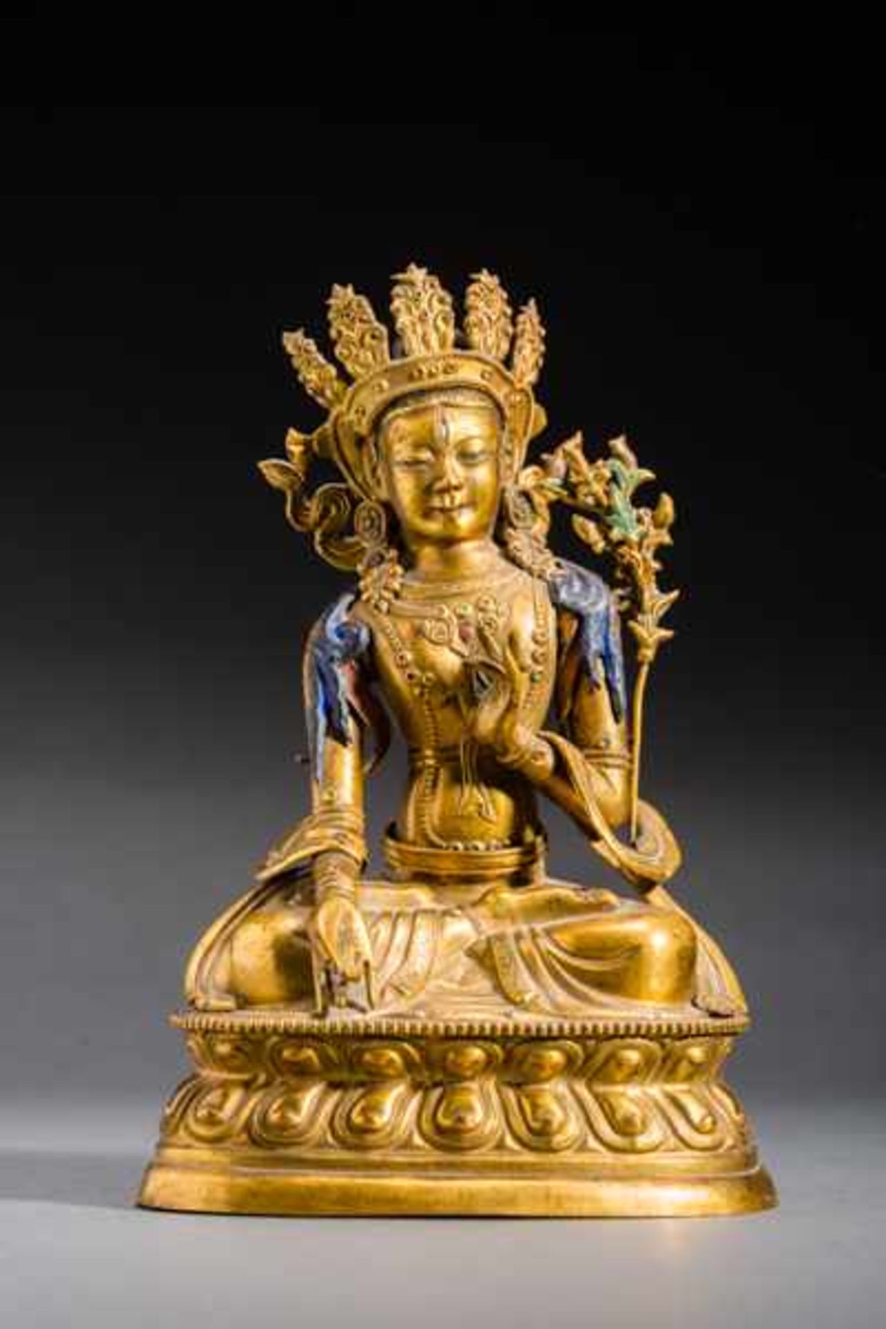 WHITE TARA Fire-gilded bronze. Sino-Tibetan, 19th cent.Very nicely formed figure with well-wrought - Image 2 of 6