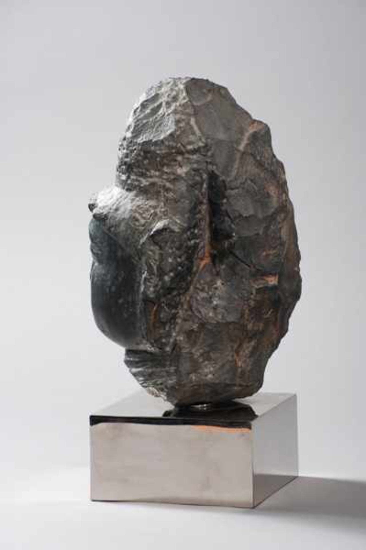 VERY RARE HEAD OF SHIVA Black stone. India, Gahadavalla, ca. 12th cent.Strikingly shaped head of the - Image 3 of 8