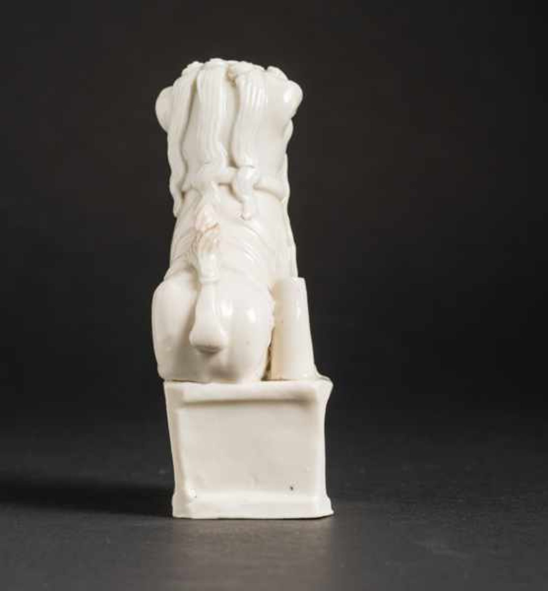 GUARDIAN LION (FO-LION) ON PEDESTAL Blanc de Chine porcelain. China, Qing dynasty (1644 -1911) - Bild 3 aus 6