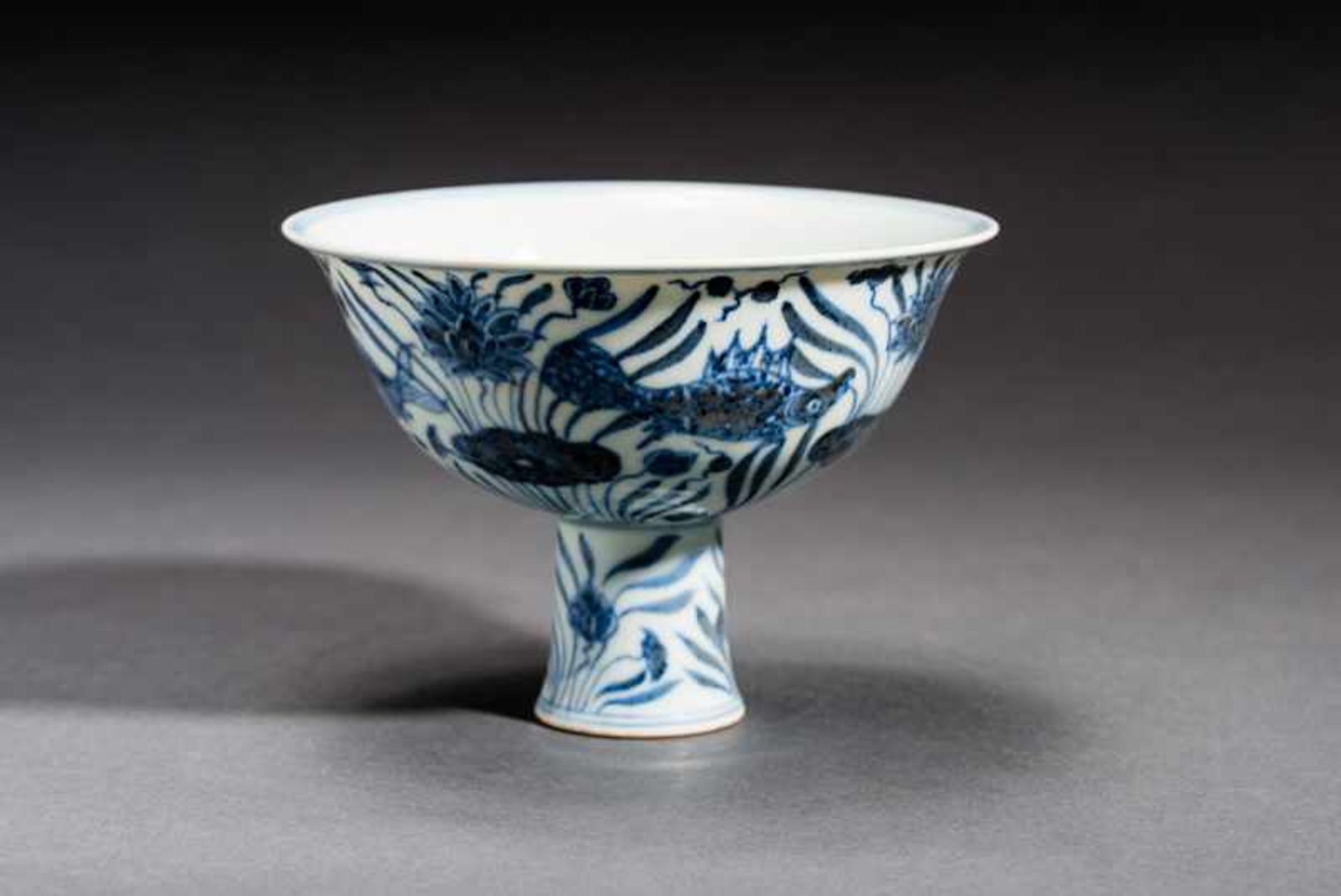 BOWL WITH EXTENDED BASE, FISH AND LOTUS Porcelain with cobalt-blue painting. China, This curved bowl