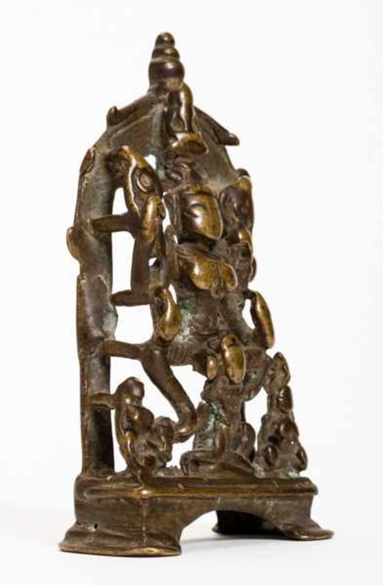 GODDESS DURGA AND COMPANION FIGURES Bronze. India, ca. 15th cent.This exceptionally old bronze has - Image 3 of 4