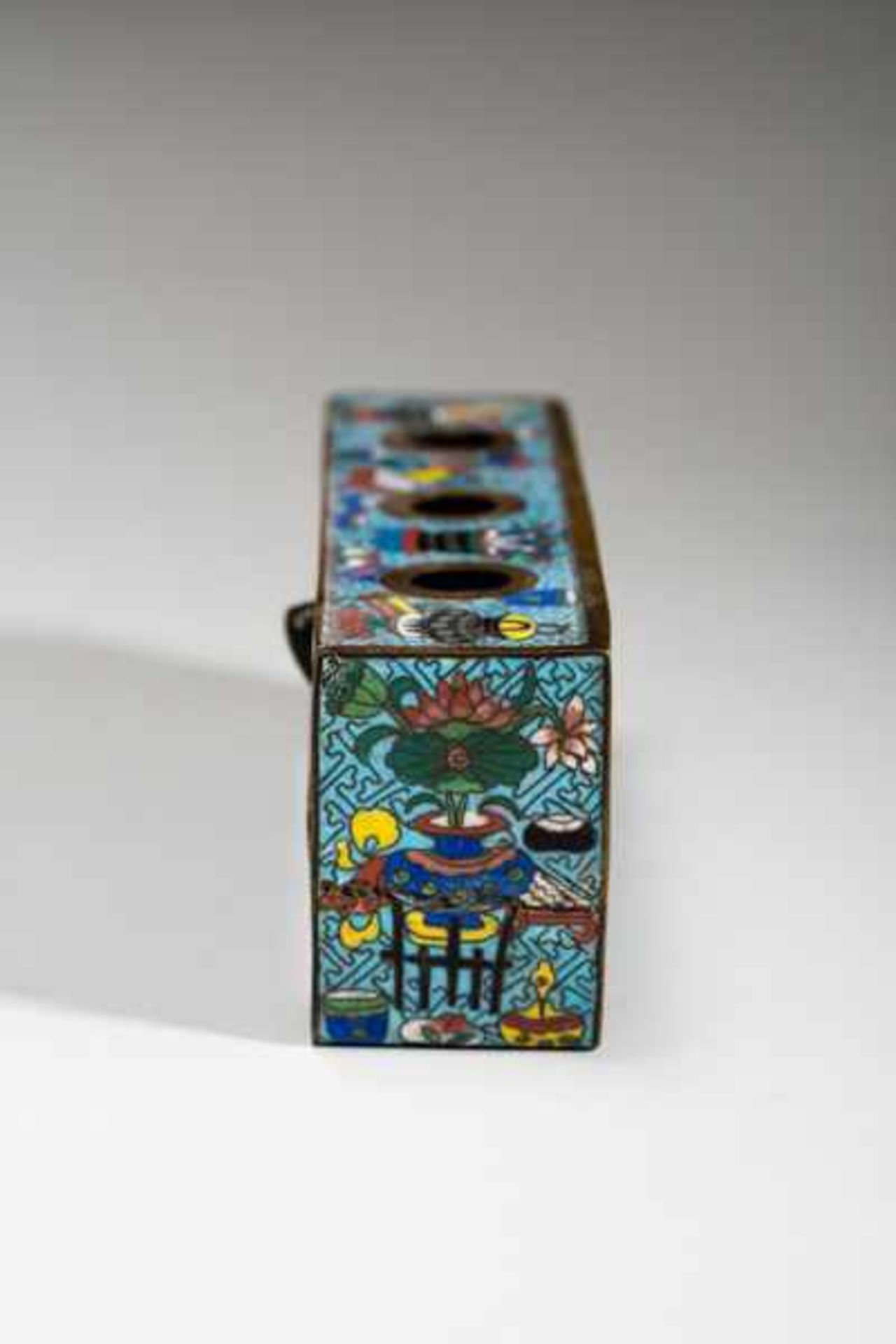 CLOISONNÉ PORTABLE TABLE FOR INK CUPS Cloisonné. China, 19th cent.Small table with „curled“ legs and - Image 4 of 7