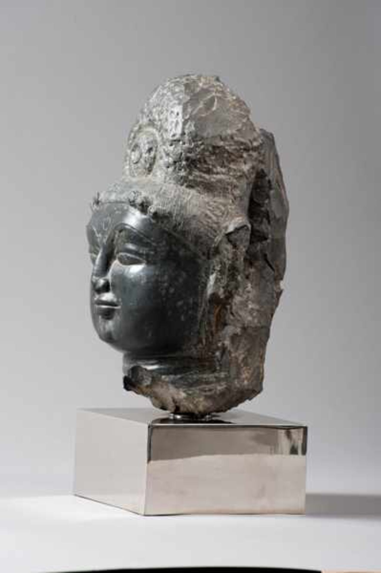 VERY RARE HEAD OF SHIVA Black stone. India, Gahadavalla, ca. 12th cent.Strikingly shaped head of the - Image 8 of 8