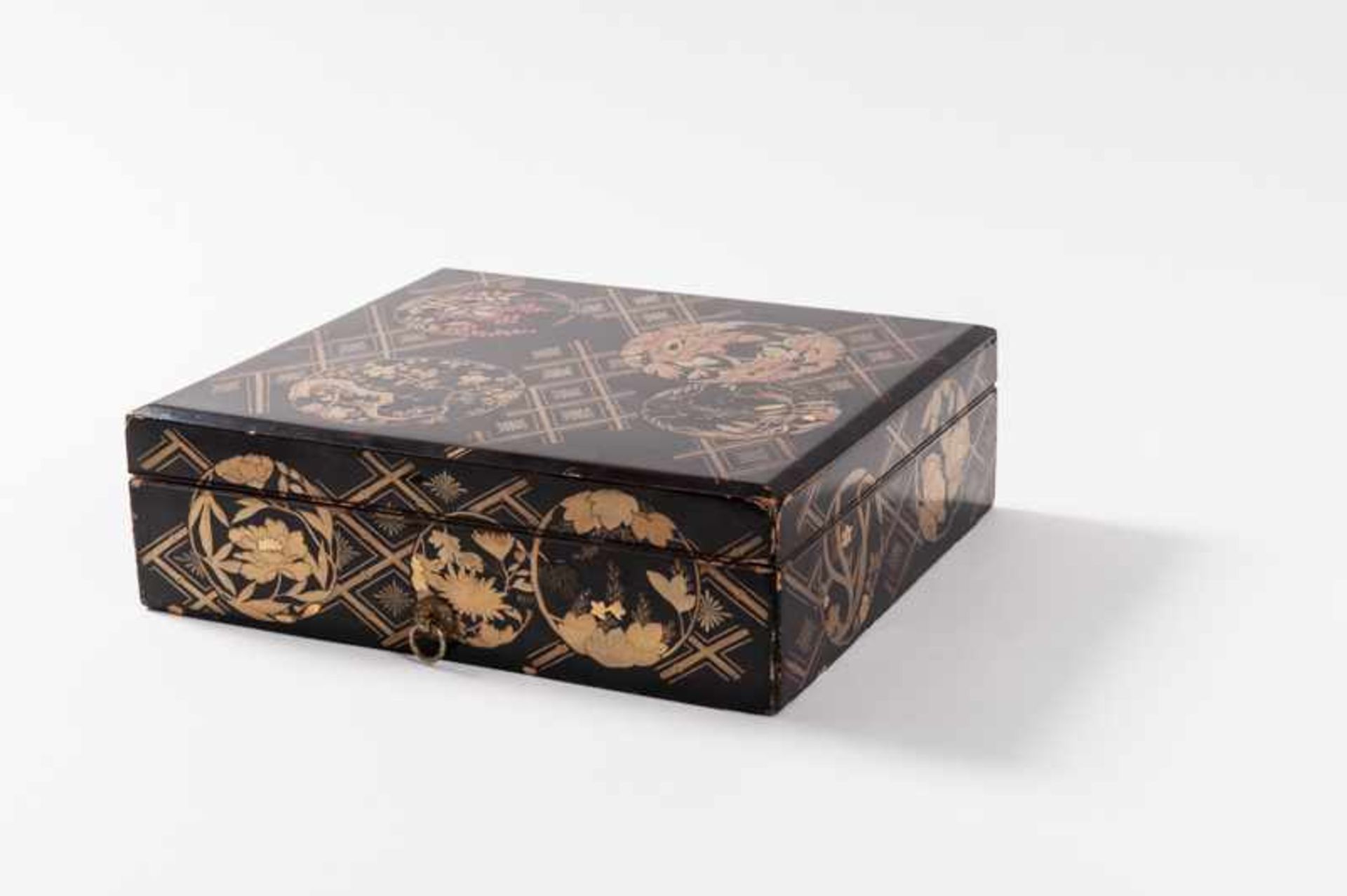 A LARGE DECORATIVE URUSHI LACQUER BOX WITH GOLD Wood, urushi lacquer. Japan, 19th cent.Condition - Image 4 of 4