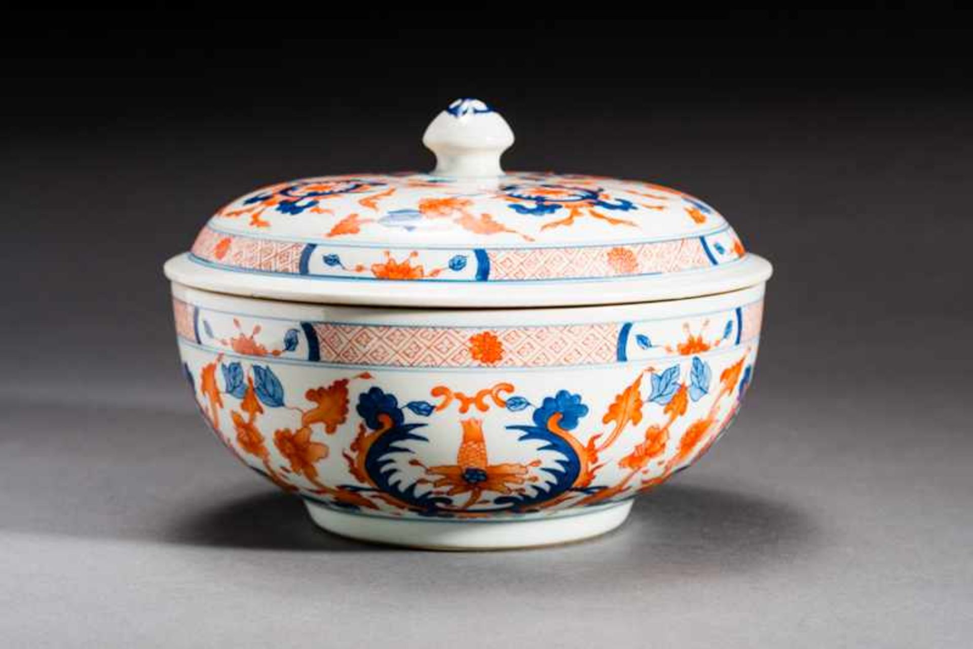 BOWL WITH LID AND FLORAL DECORATION Porcelain with blue underglaze and iron red. China, The
