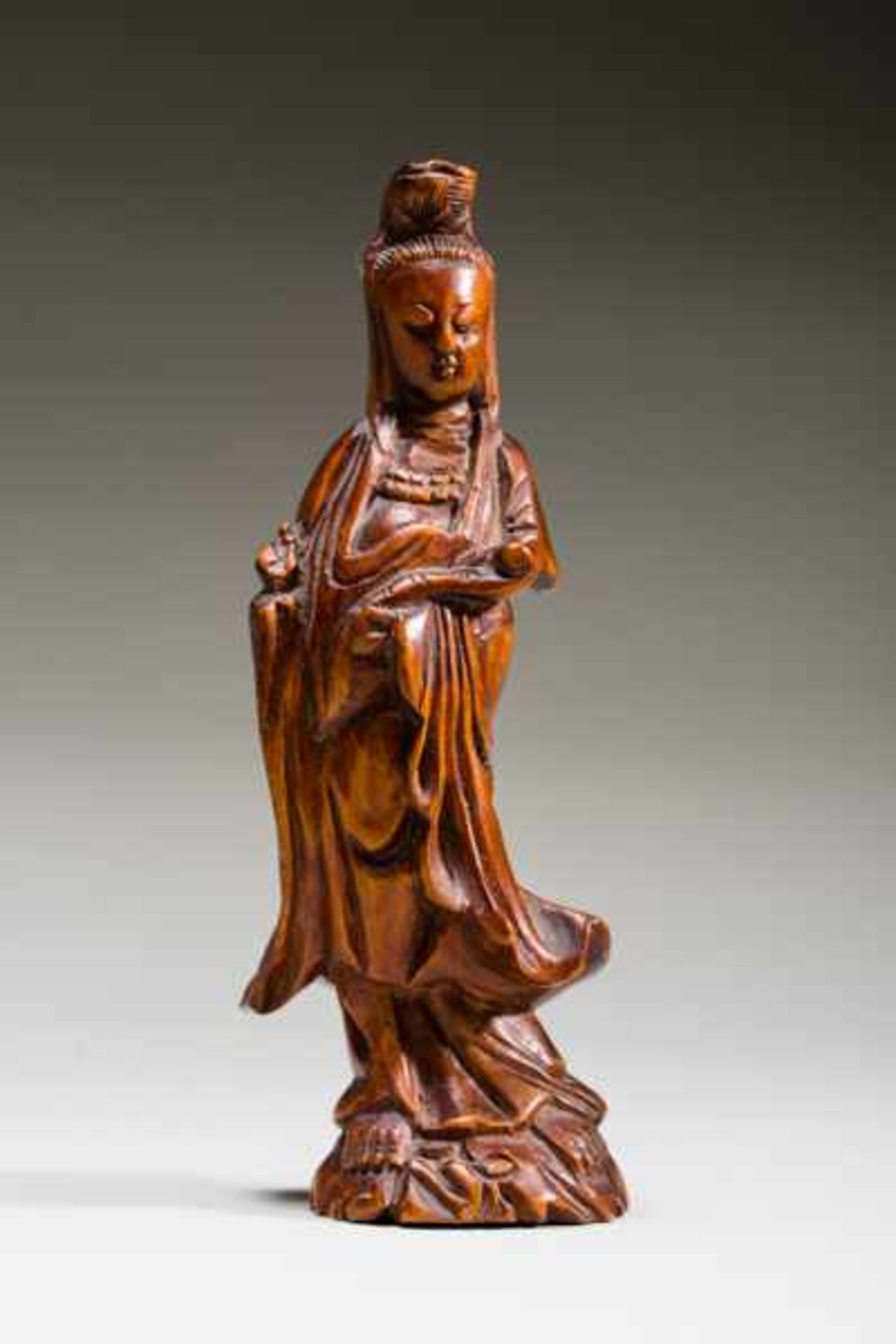 GUANYING WITH SCEPTER Wood. China, Qing dynasty (1644-1911)Small figure of the popular goddess - Image 2 of 6