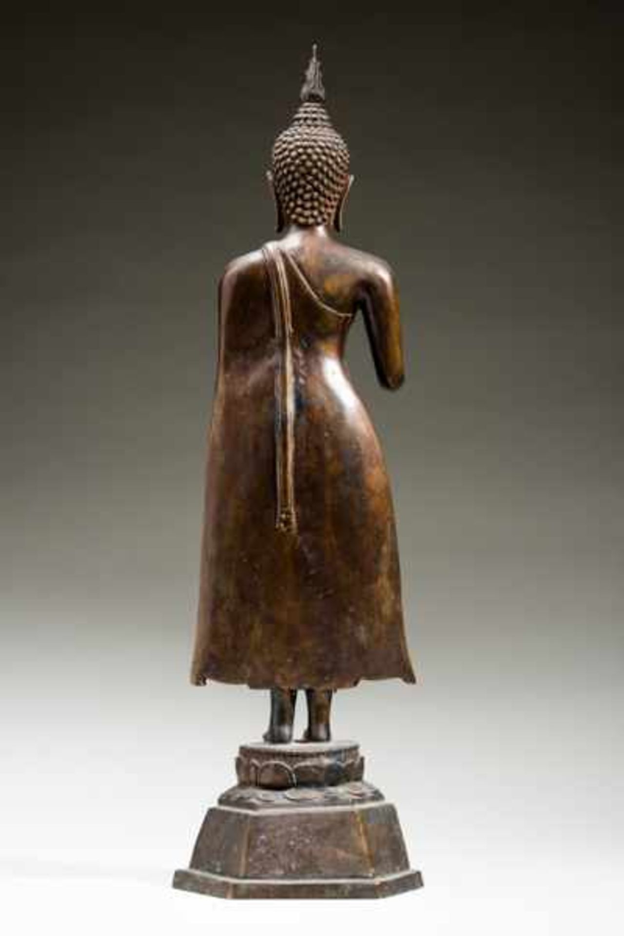 STANDING BUDDHA SHAKYAMUNI Bronze. Thailand bis Lanna, ca. 18th to 19th cent.This depiction in the - Image 5 of 6