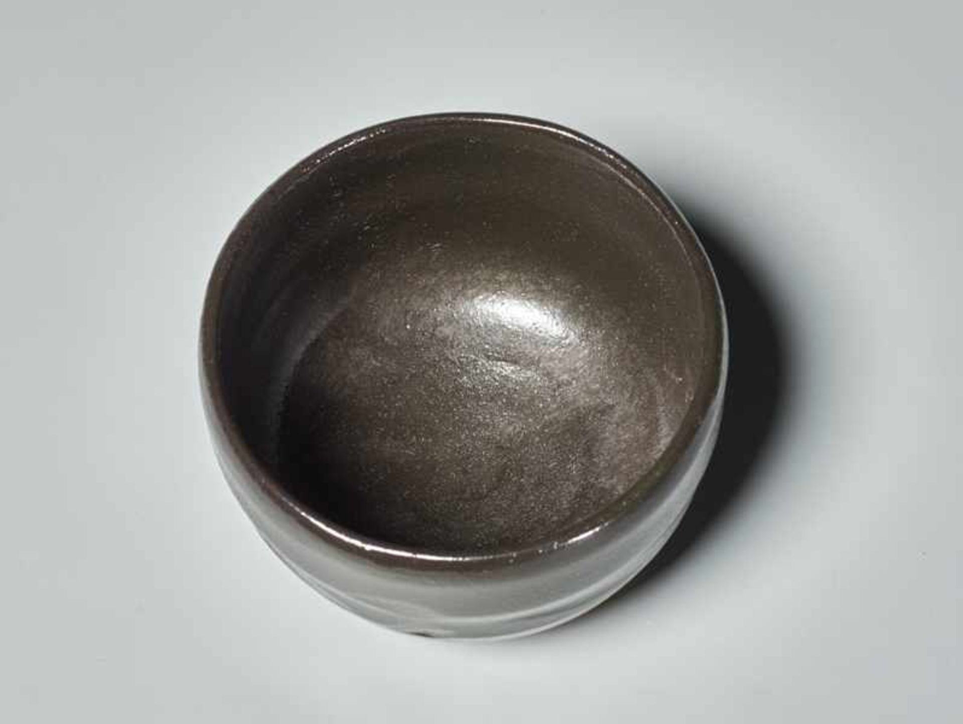 CHAWAN Glazed Raku ceramic. Japan, 2nd H. 19th cent.Deep black, glossy glaze on both interior and - Image 5 of 6