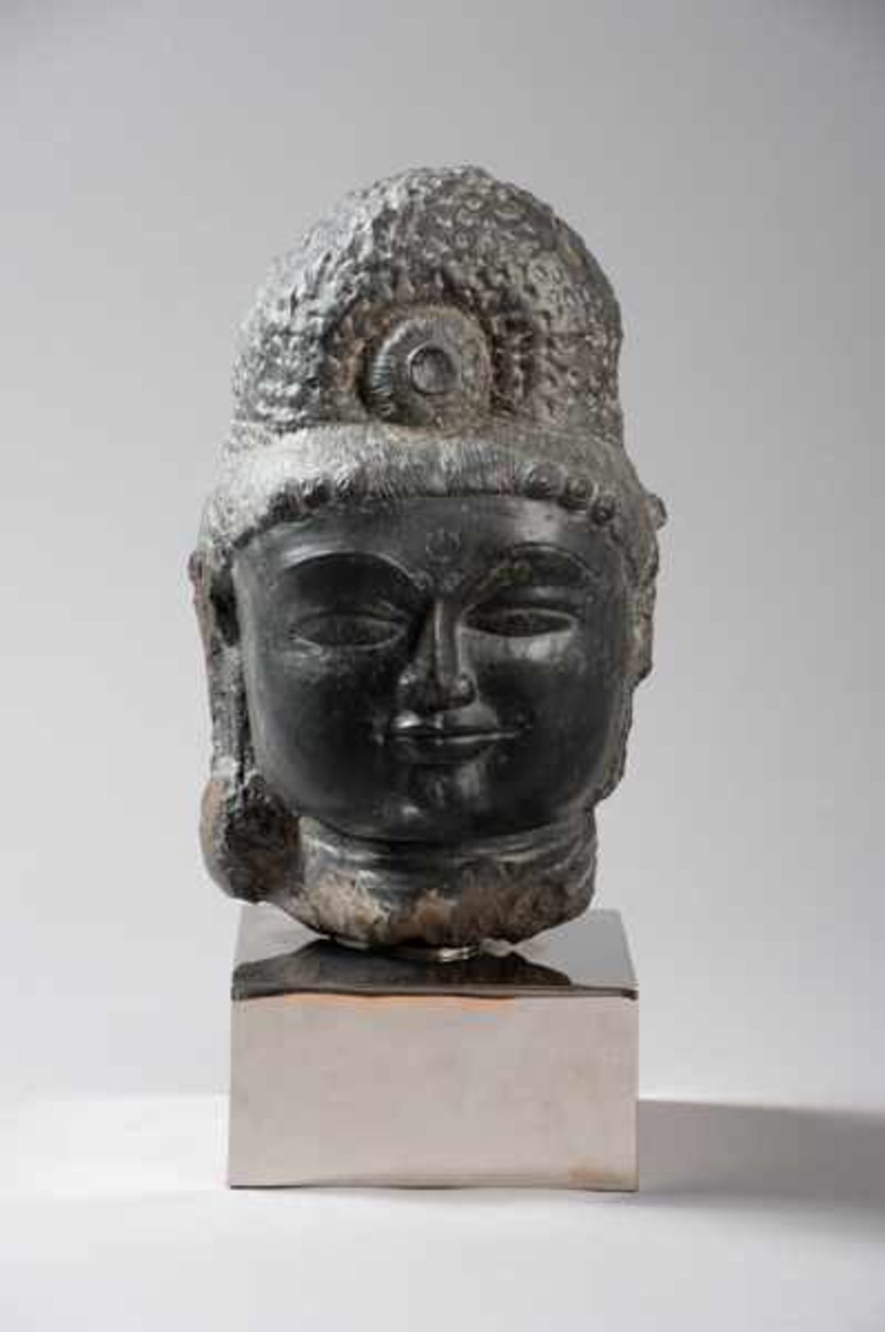 VERY RARE HEAD OF SHIVA Black stone. India, Gahadavalla, ca. 12th cent.Strikingly shaped head of the - Image 2 of 8