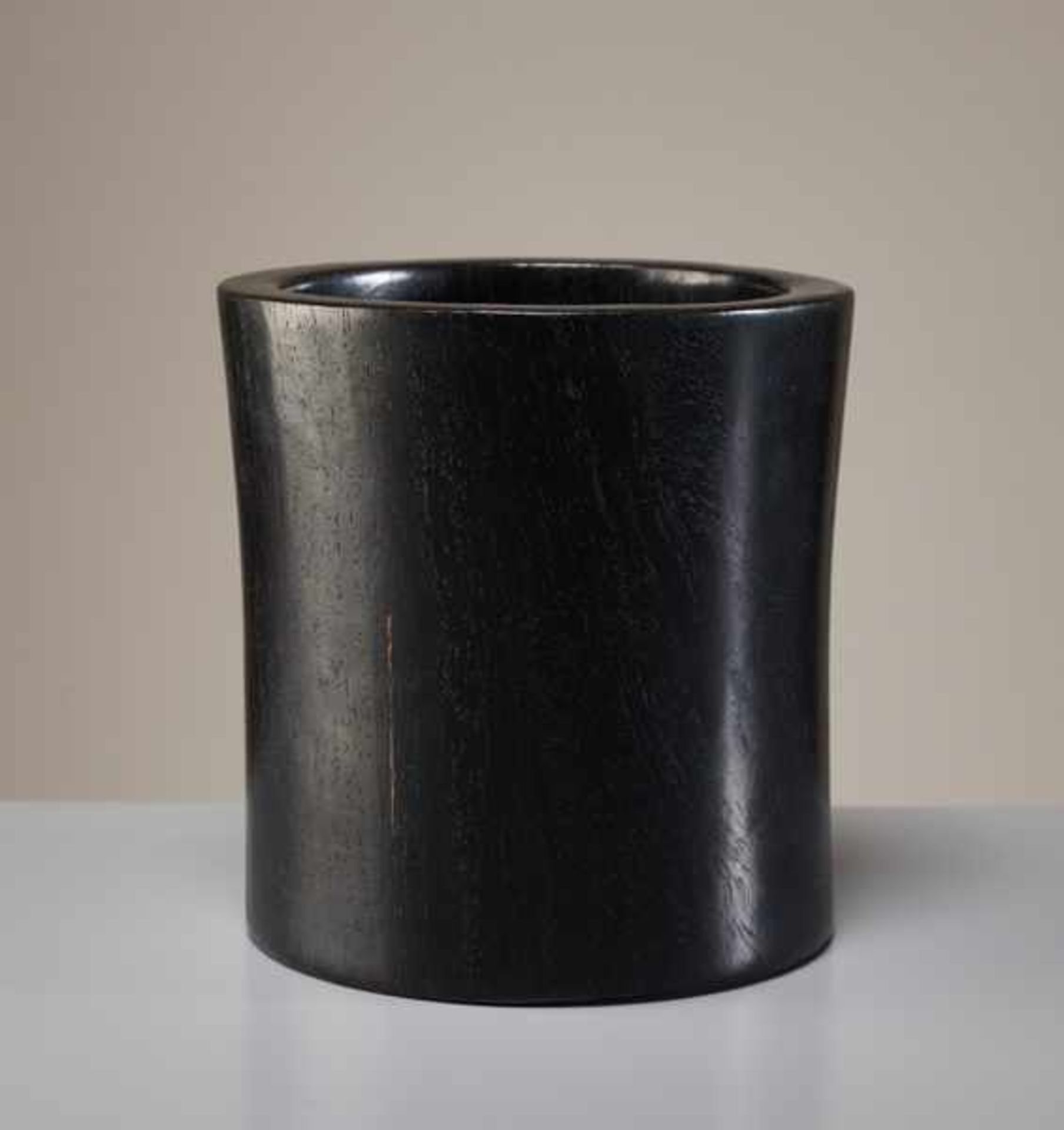 BRUSH CUP Precious wood. China, Qing 19th cent.Entirely smooth cup with wide mouth, proportional and