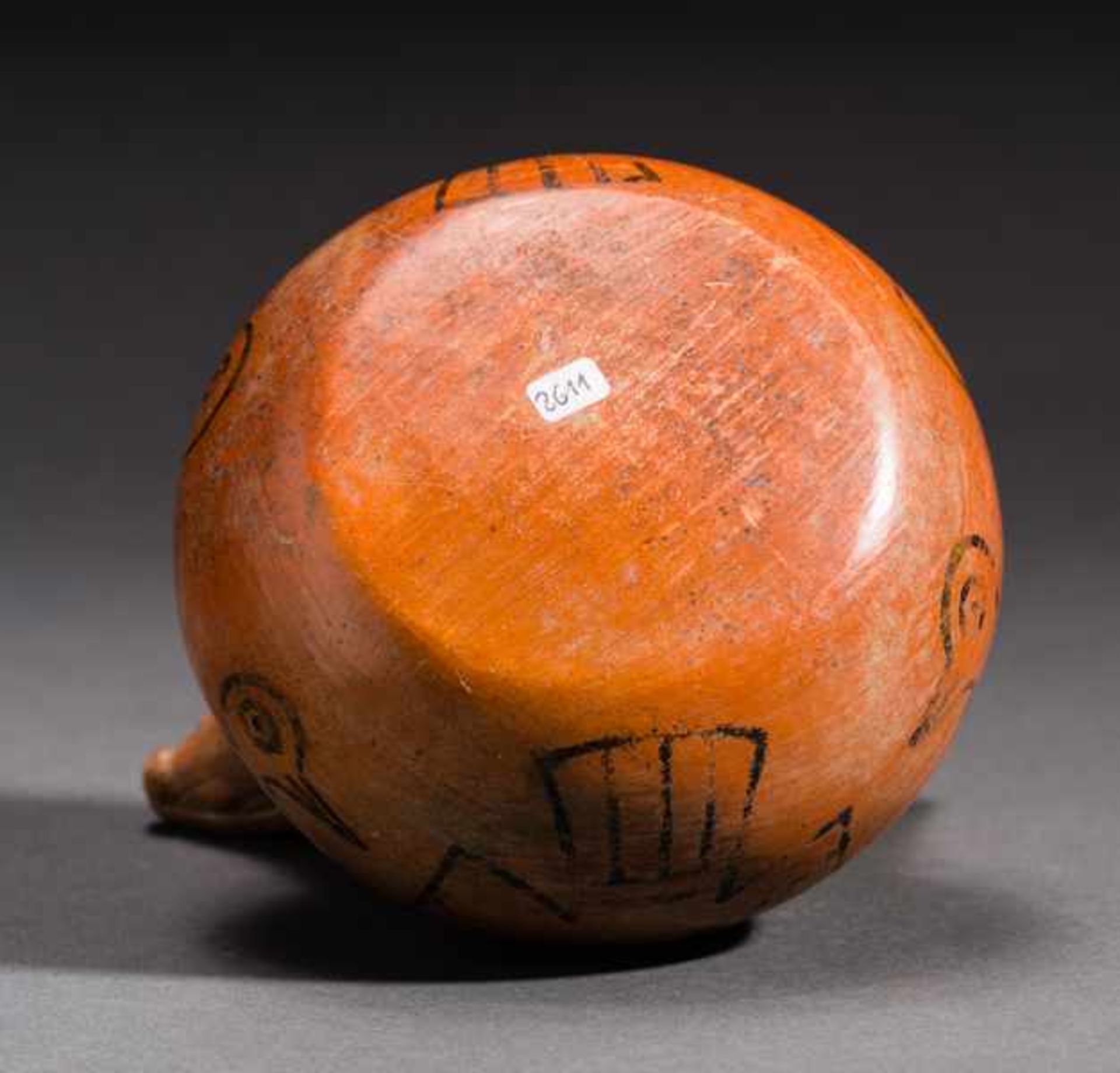 PIPE VESSEL WITH AVIARY DECORATION Terracotta and pain. Salinar, ca. 300 anteSpherical vessel with a - Image 4 of 4