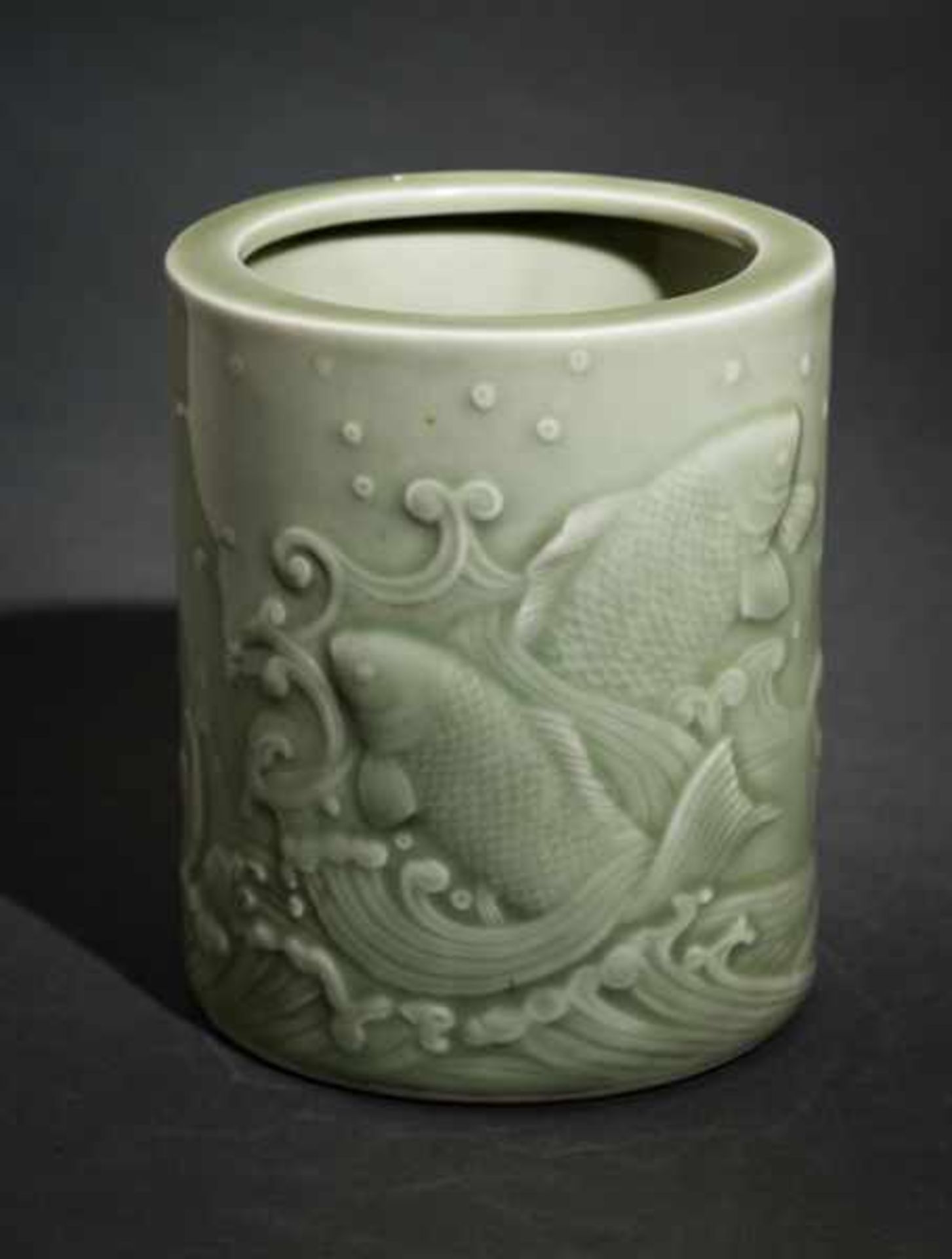 PAINTBRUSH CUP BITONG WITH CARPS Celadon-porcelain. China, On the outside of the straight walls is a - Bild 2 aus 3