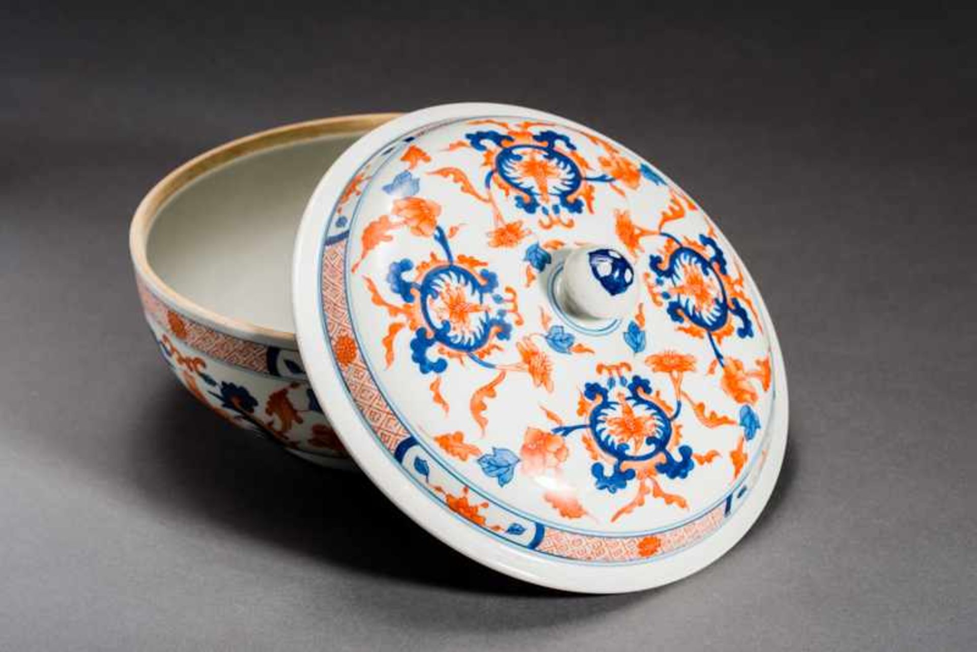 BOWL WITH LID AND FLORAL DECORATION Porcelain with blue underglaze and iron red. China, The - Bild 5 aus 7