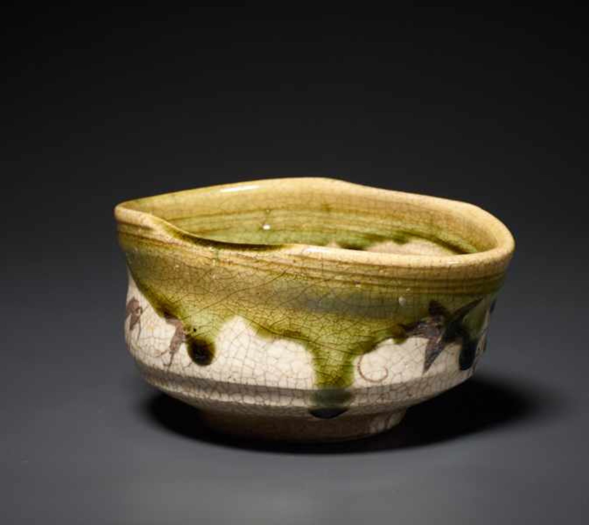 OVAL BOWL Glazed Oribe ceramic. Japan, ca. Meiji to laterThe ring-shaped foot with flue coil - Image 5 of 5