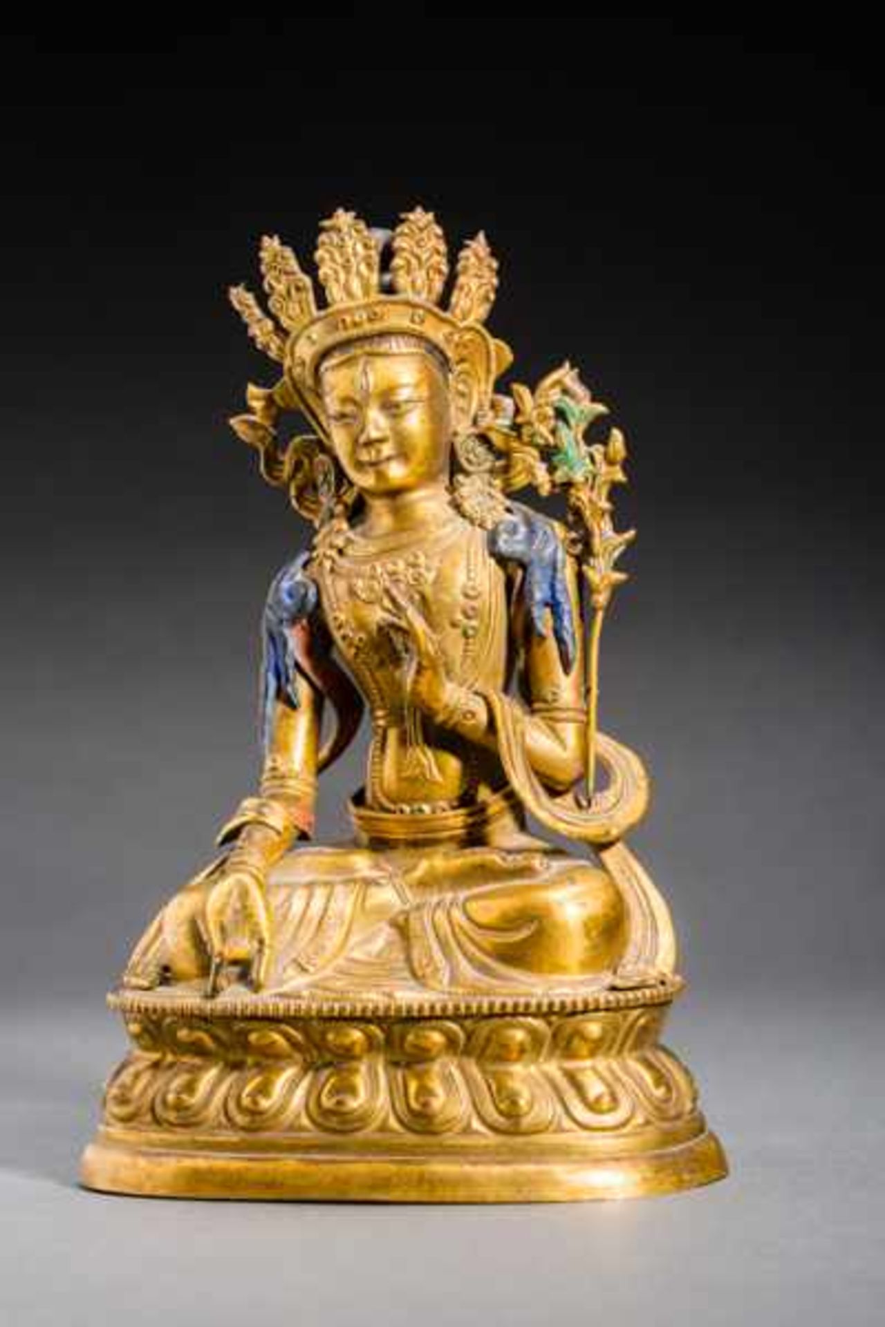 WHITE TARA Fire-gilded bronze. Sino-Tibetan, 19th cent.Very nicely formed figure with well-wrought - Bild 3 aus 6