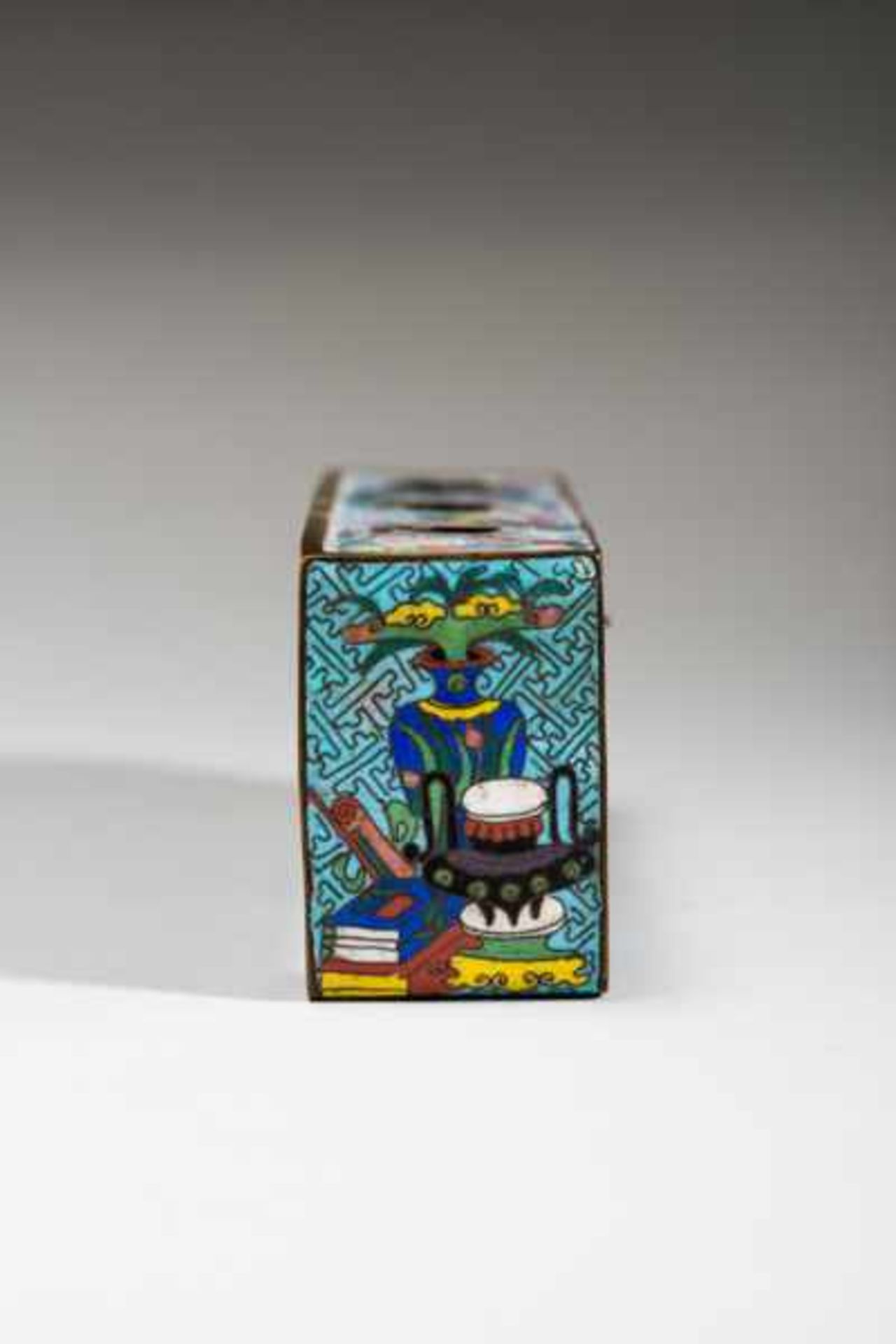 CLOISONNÉ PORTABLE TABLE FOR INK CUPS Cloisonné. China, 19th cent.Small table with „curled“ legs and - Image 5 of 7