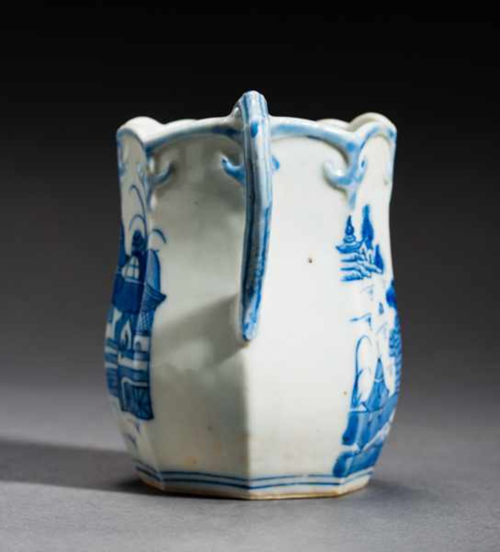 PITCHER WITH LANDSCAPE Blue-white porcelain. China, Qing-dynasty, 19th cent.An unusual pitcher in - Bild 5 aus 7