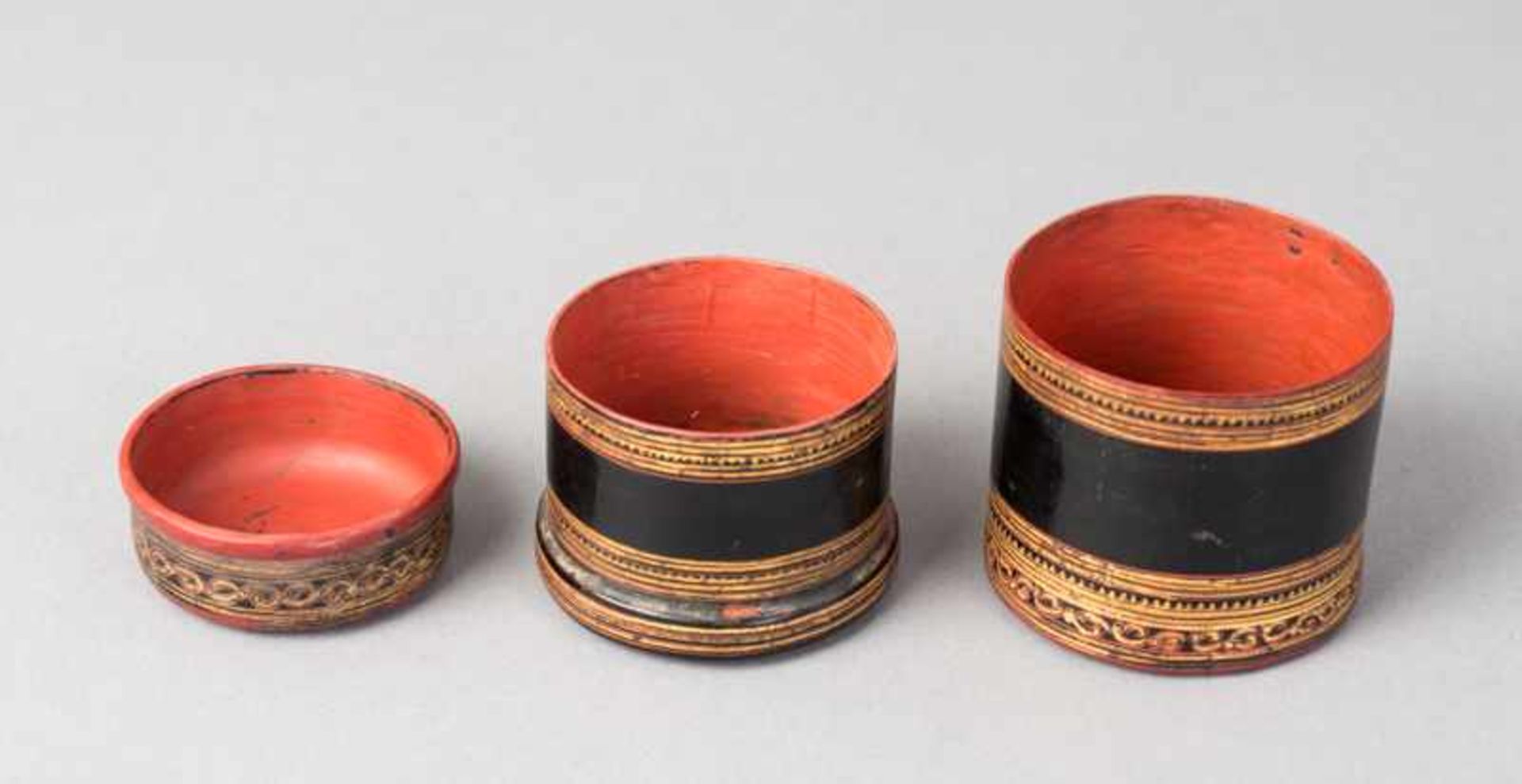 THREE ROUND BOXES WITH LIDS Bamboo, wood, lacquer and gilding. Burma, Three very nice, small boxes - Image 6 of 9