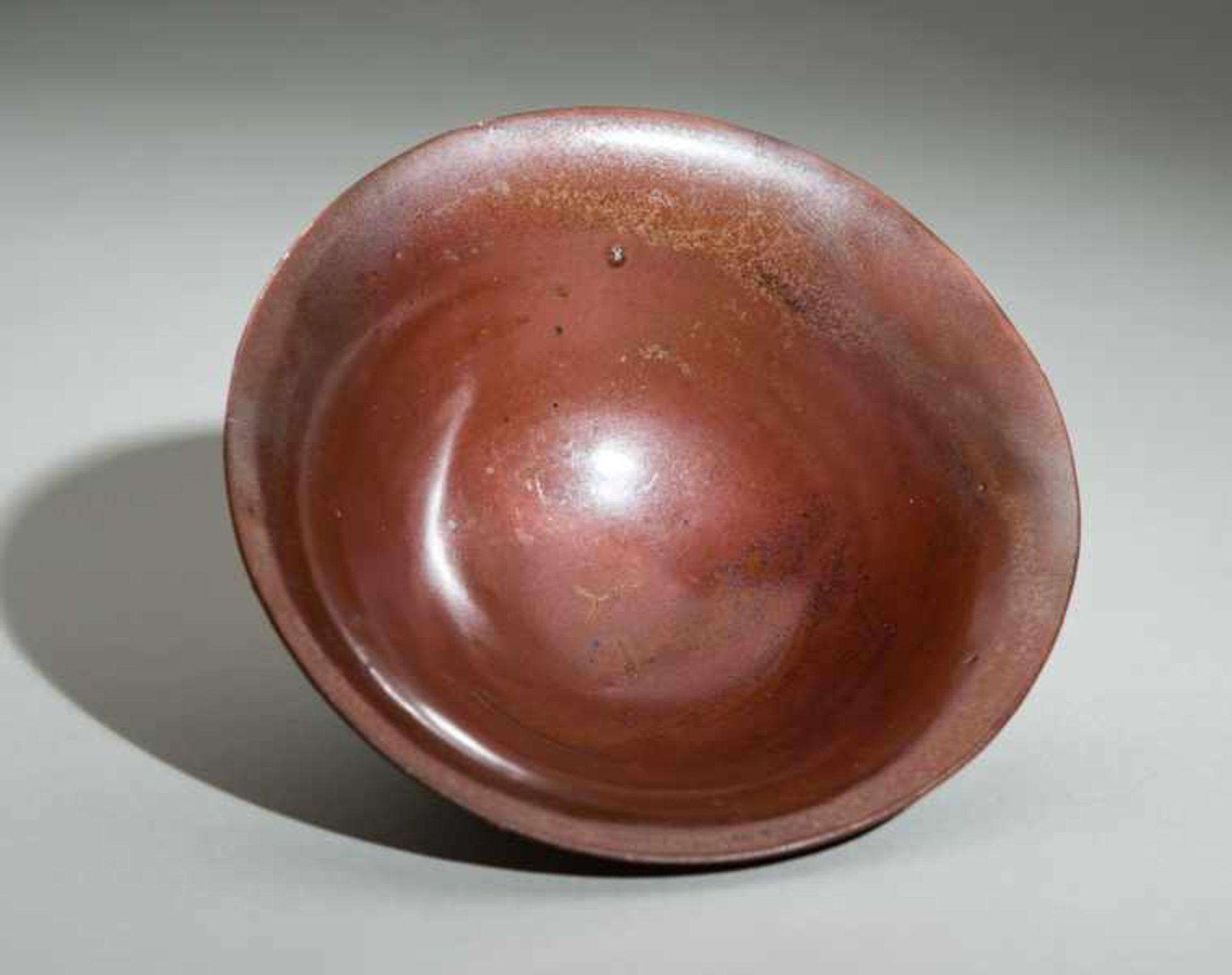 IRON-BROWN BOWL Glazed ceramic. China, Song to Yuan, 12th to 13th cent.Beautiful, red-brown glaze; - Image 2 of 5