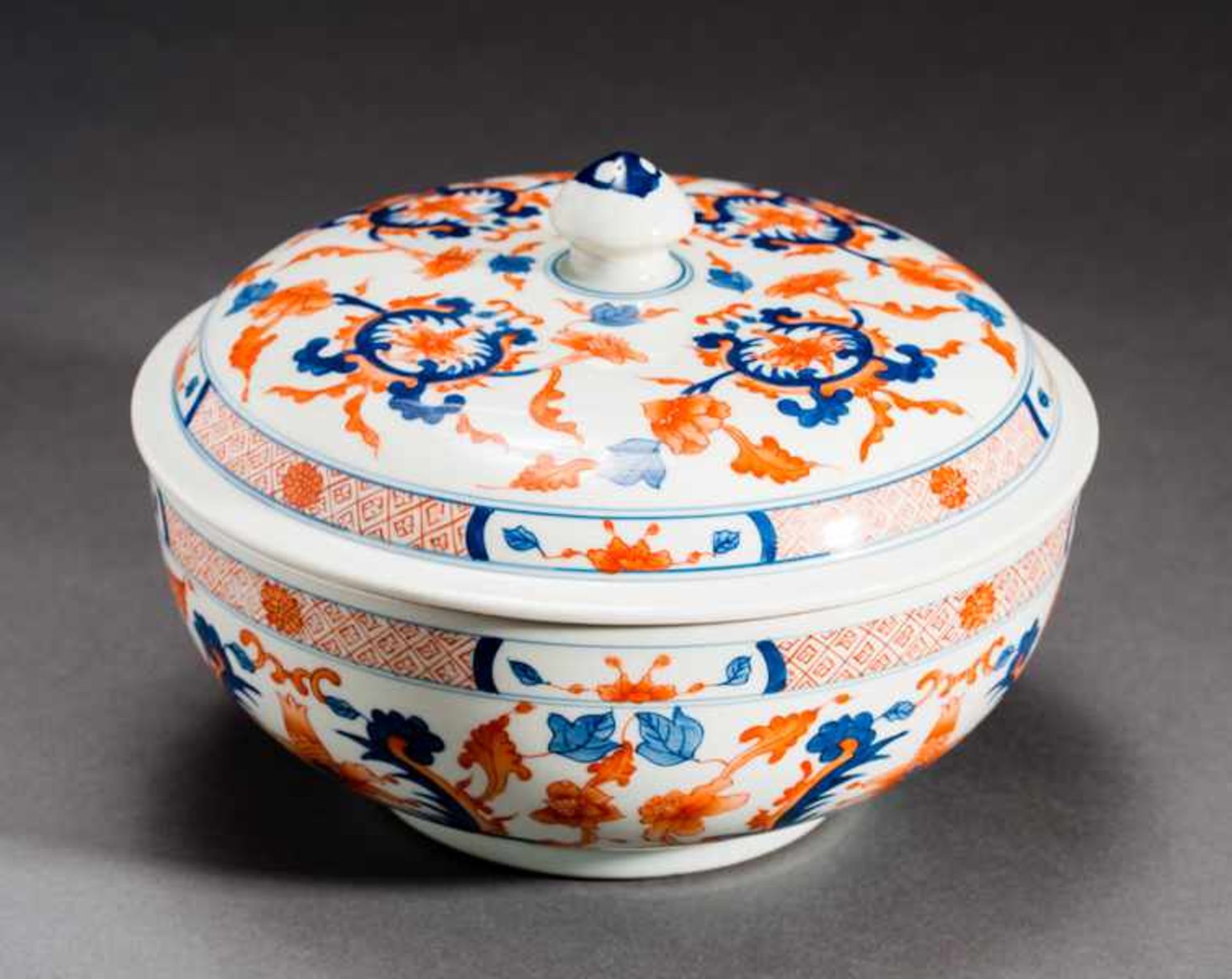 BOWL WITH LID AND FLORAL DECORATION Porcelain with blue underglaze and iron red. China, The - Image 4 of 7