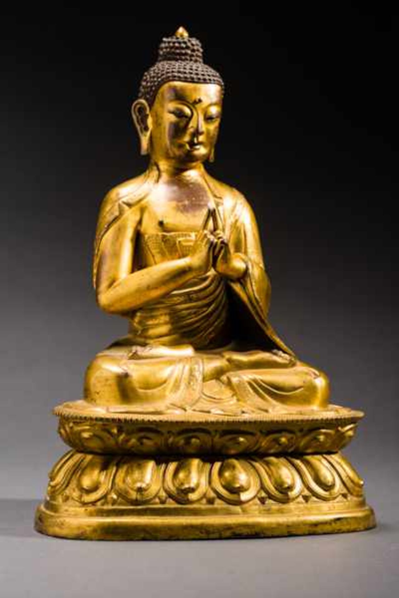 THE TRANSCENDENT BUDDHA VAIROCANA Fire-gilded bronze. Sino-Tibetan, style of Yongzheng – Kangxi- - Bild 3 aus 6