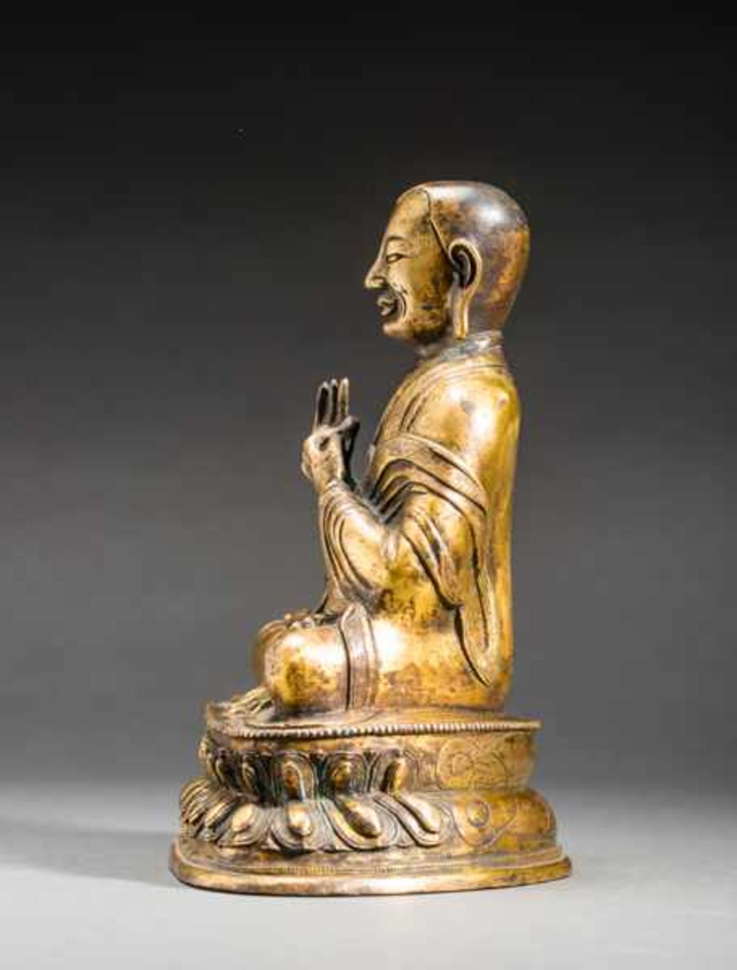 HOLY GURU Fire-gilded bronze. Tibet, late 17th to 18th cent.Expressively designed bronze figure of a - Image 4 of 6