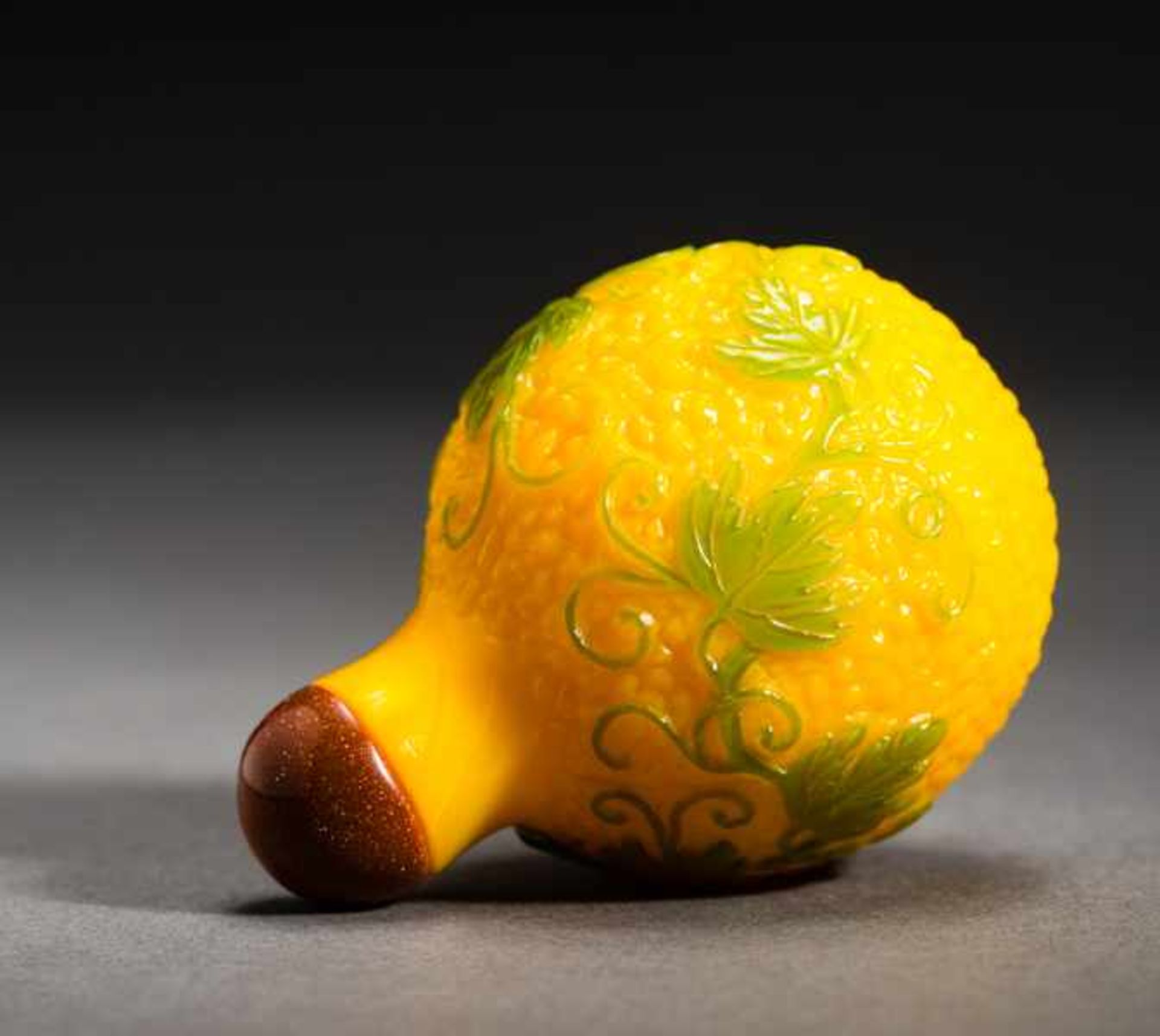 LOCUSTS AND WINE LEAVES Imperial yellow glass with green overlay. China, Spherical form, no base, - Bild 4 aus 6