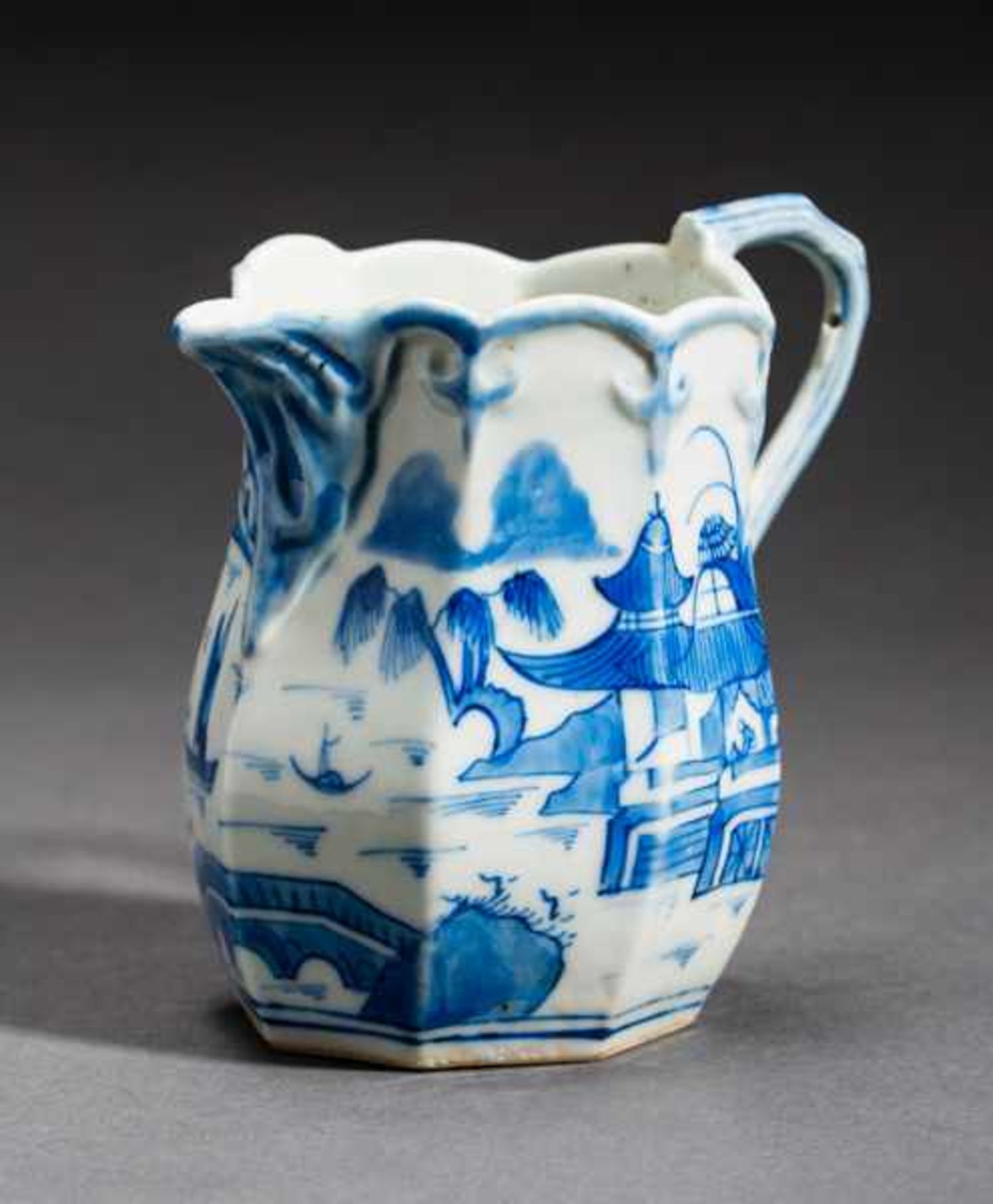 PITCHER WITH LANDSCAPE Blue-white porcelain. China, Qing-dynasty, 19th cent.An unusual pitcher in - Image 3 of 7