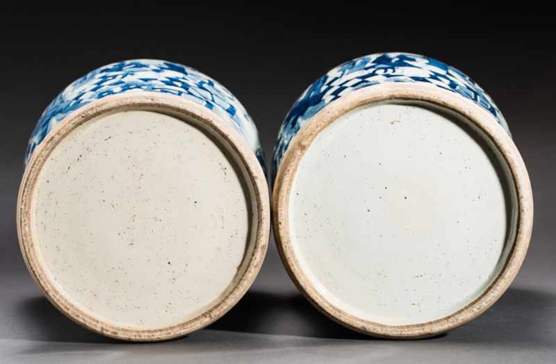 PAIR OF LARGE VESSELS WITH LIDS Porcelain with cobalt-blue painting. China, So-called „ginger - Image 5 of 5