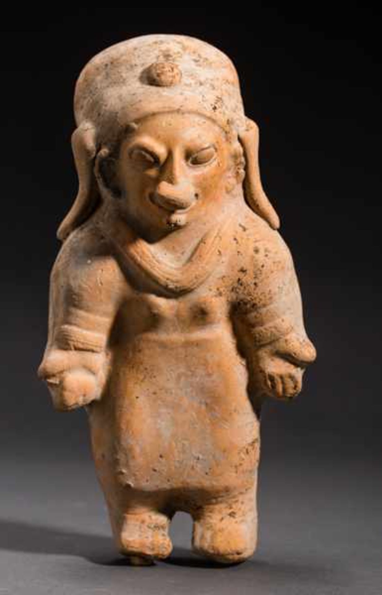 STANDING, FEMALE FIGURE WITH TALL HAIRDRESS Terracotta. Jama Coaque, Ekuador, ca. 500 -