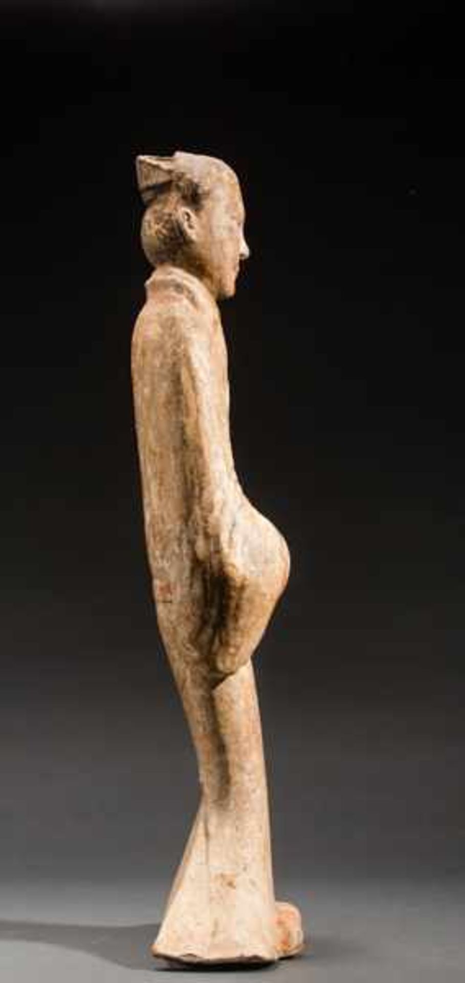 LARGE FIGURE OF A COURT SERVANT Terracotta, cold painting. China, Han-dynasty (206 BC - 220 nach), - Image 5 of 6