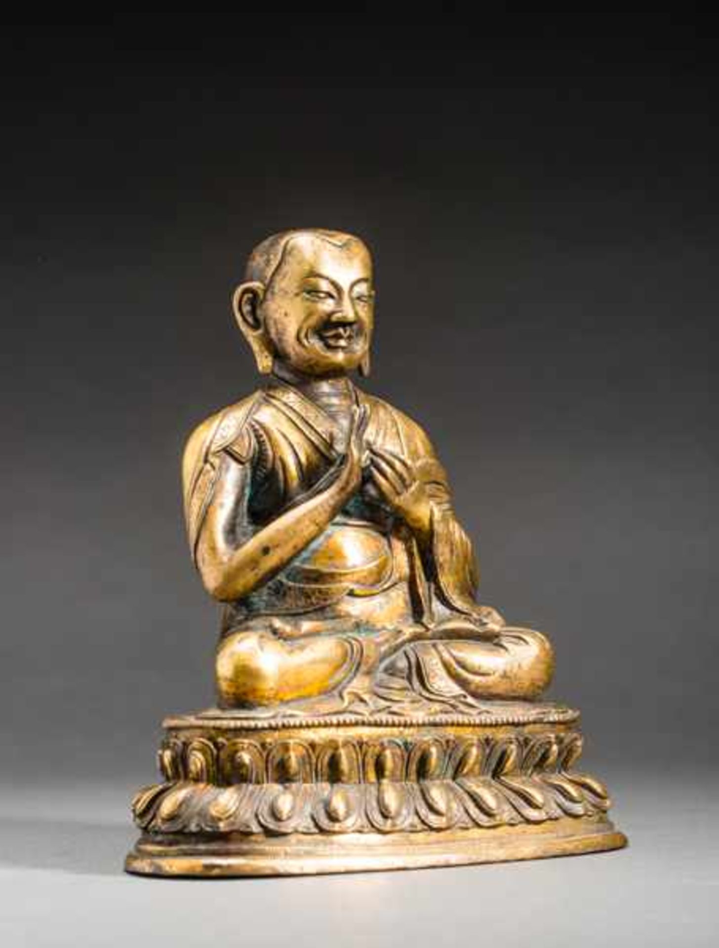 HOLY GURU Fire-gilded bronze. Tibet, late 17th to 18th cent.Expressively designed bronze figure of a - Image 3 of 6