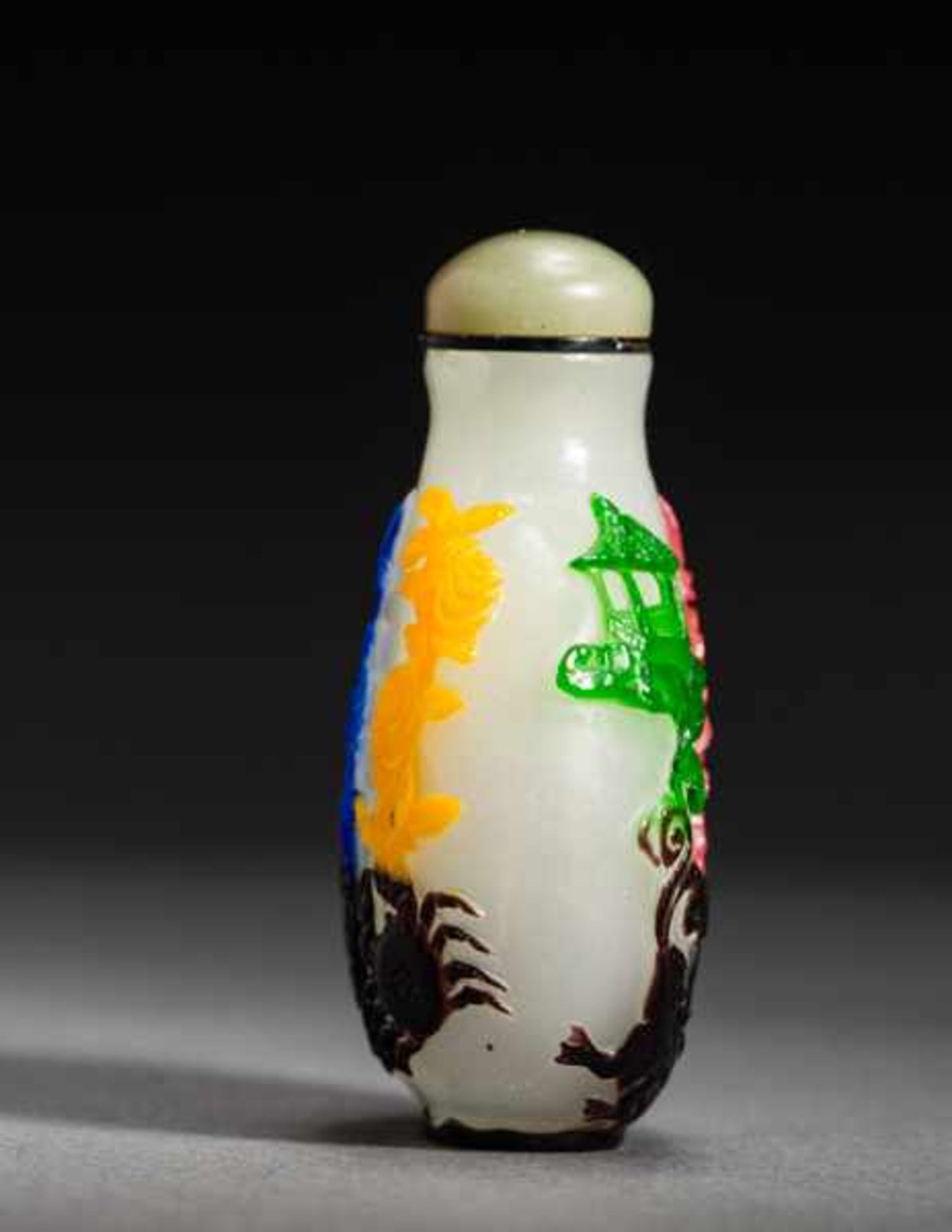 BLOSSOMS, PAVILION, FROGS AND CRABS Colored cameo glass. Stopper: Jade, ivory spoon. China, Round - Image 4 of 7