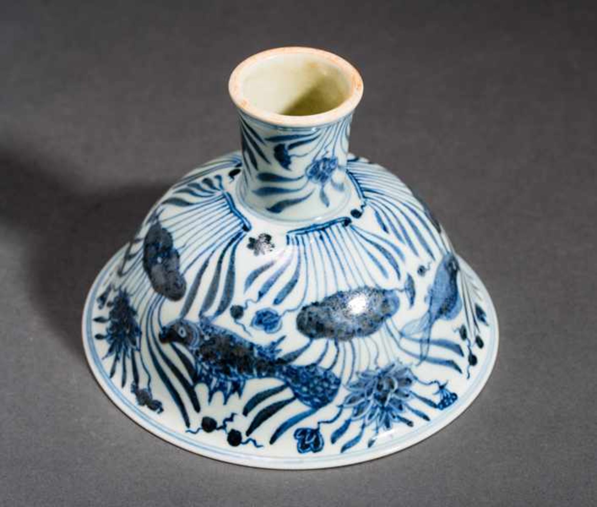 BOWL WITH EXTENDED BASE, FISH AND LOTUS Porcelain with cobalt-blue painting. China, This curved bowl - Bild 5 aus 7