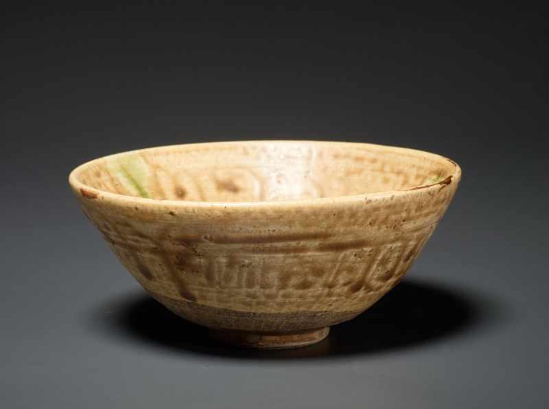 CHAWAN Glazed ceramic. Japan, Funnel-shaped bowl on small foot, the lively glaze featuring a light - Image 3 of 6