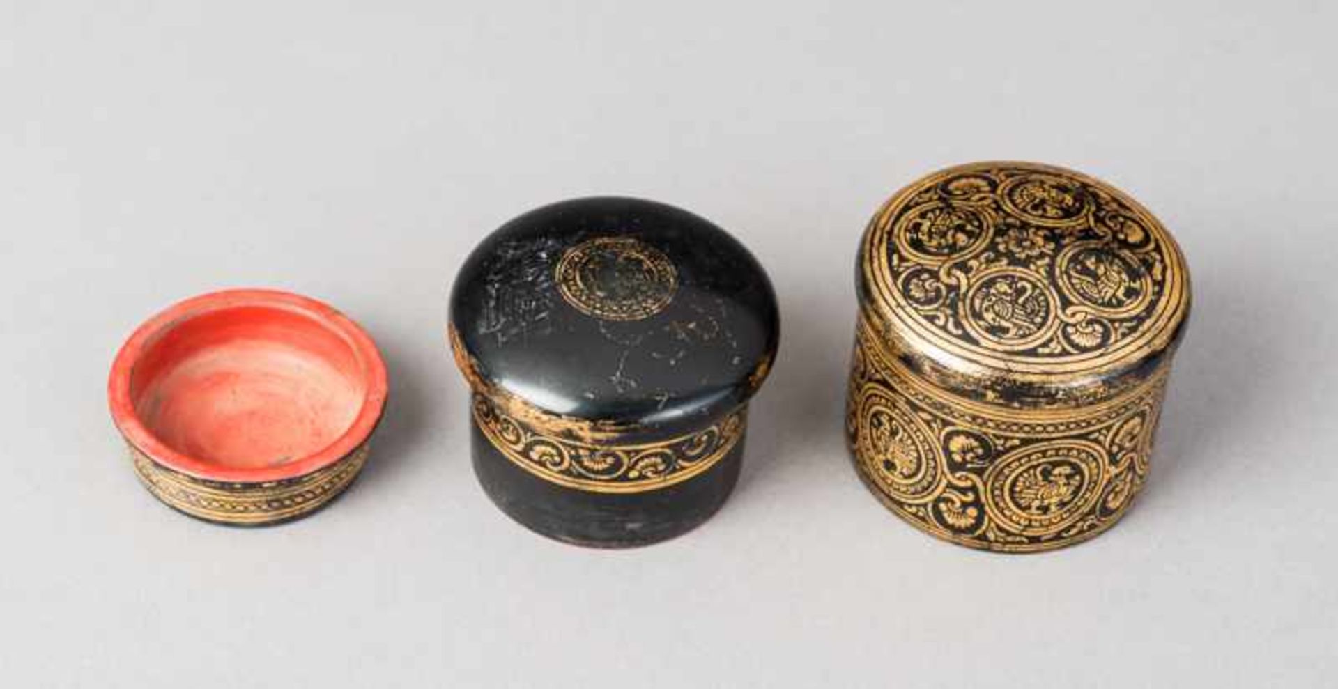 THREE ROUND BOXES WITH LIDS Bamboo, wood, lacquer and gilding. Burma, Three very nice, small boxes - Image 9 of 9